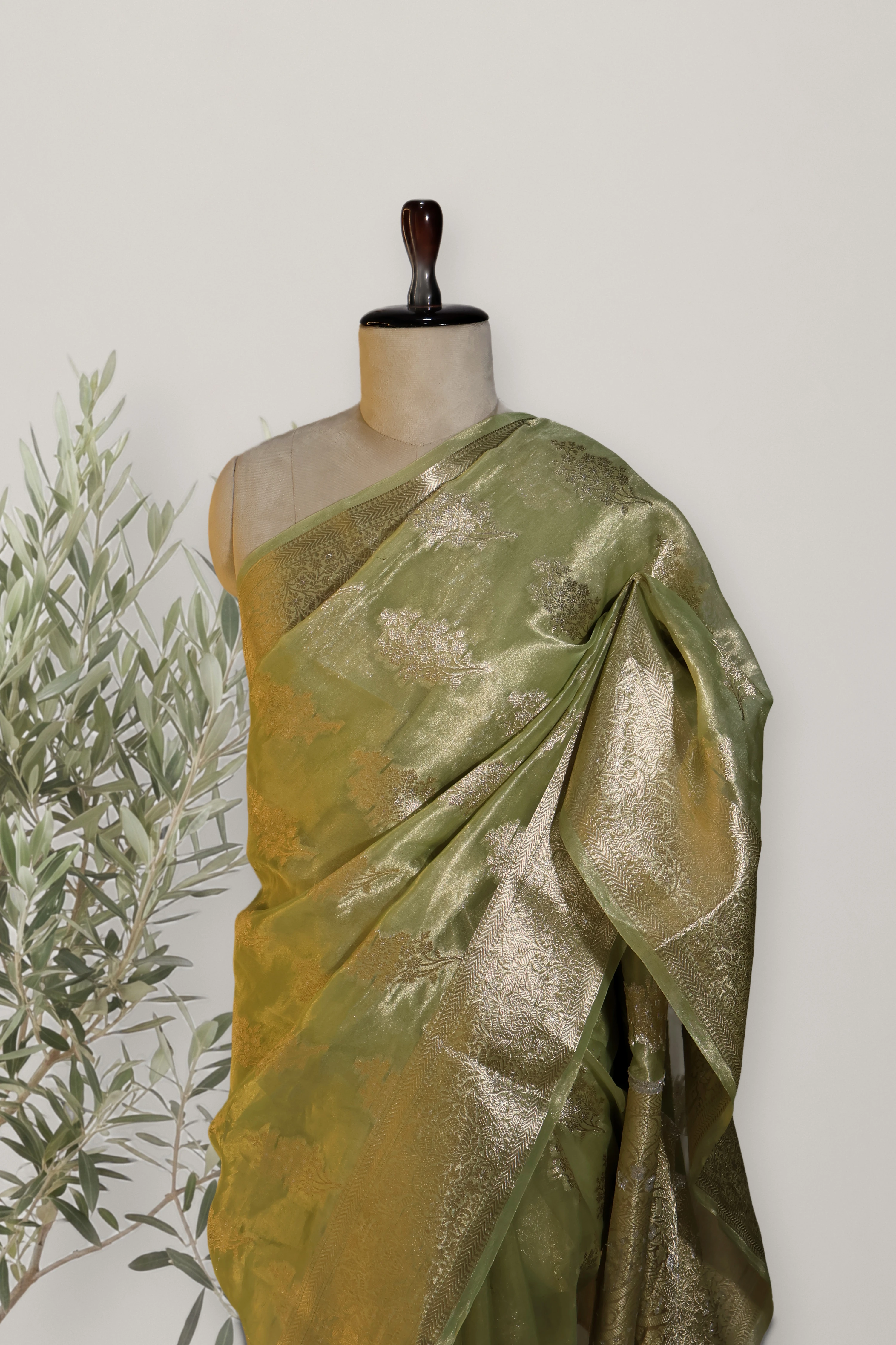 Banarasi Floral Buta Saree: a detail of the work. Banarasi tissue.