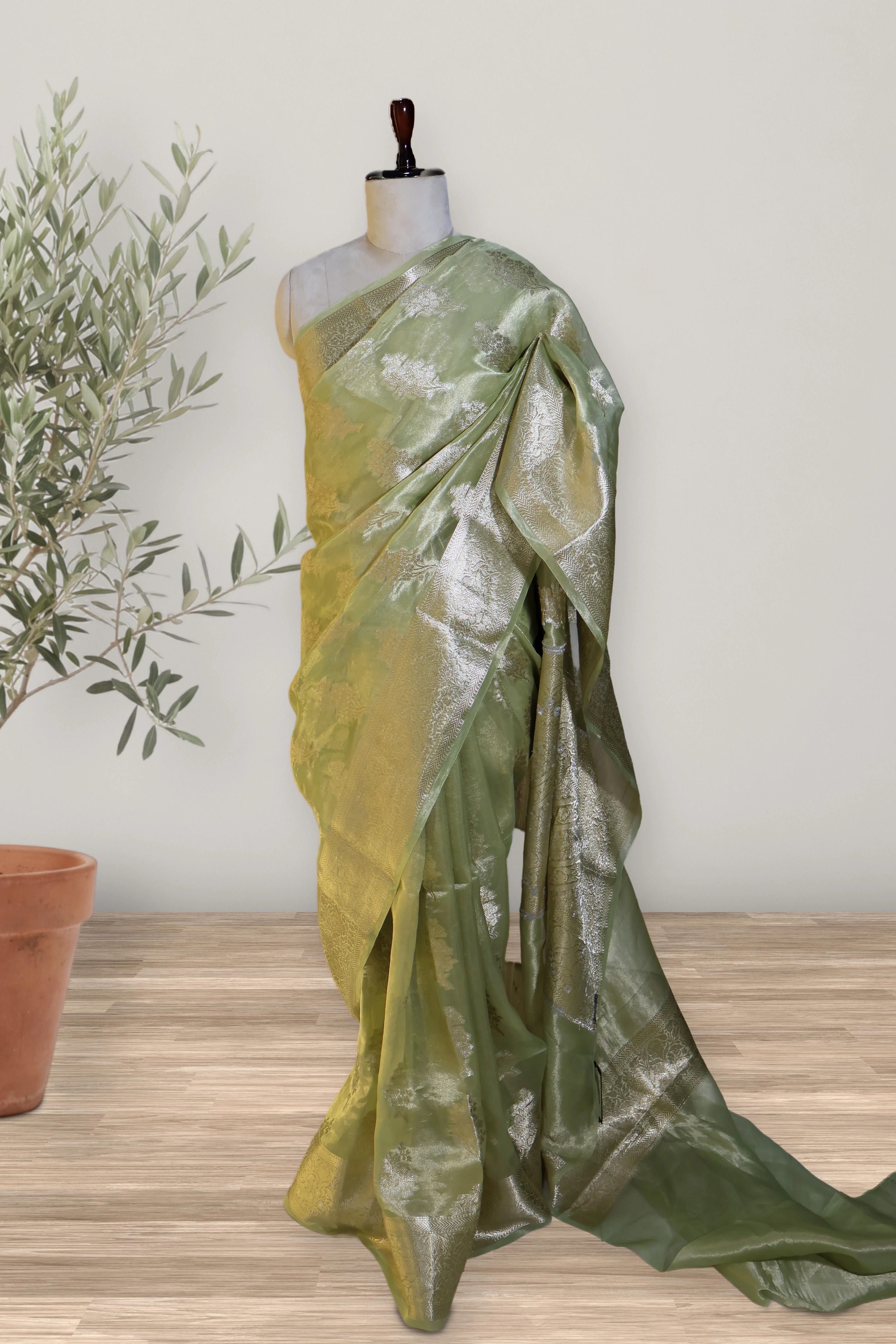 Banarasi Floral Buta Saree: a detail of the work. Banarasi tissue.