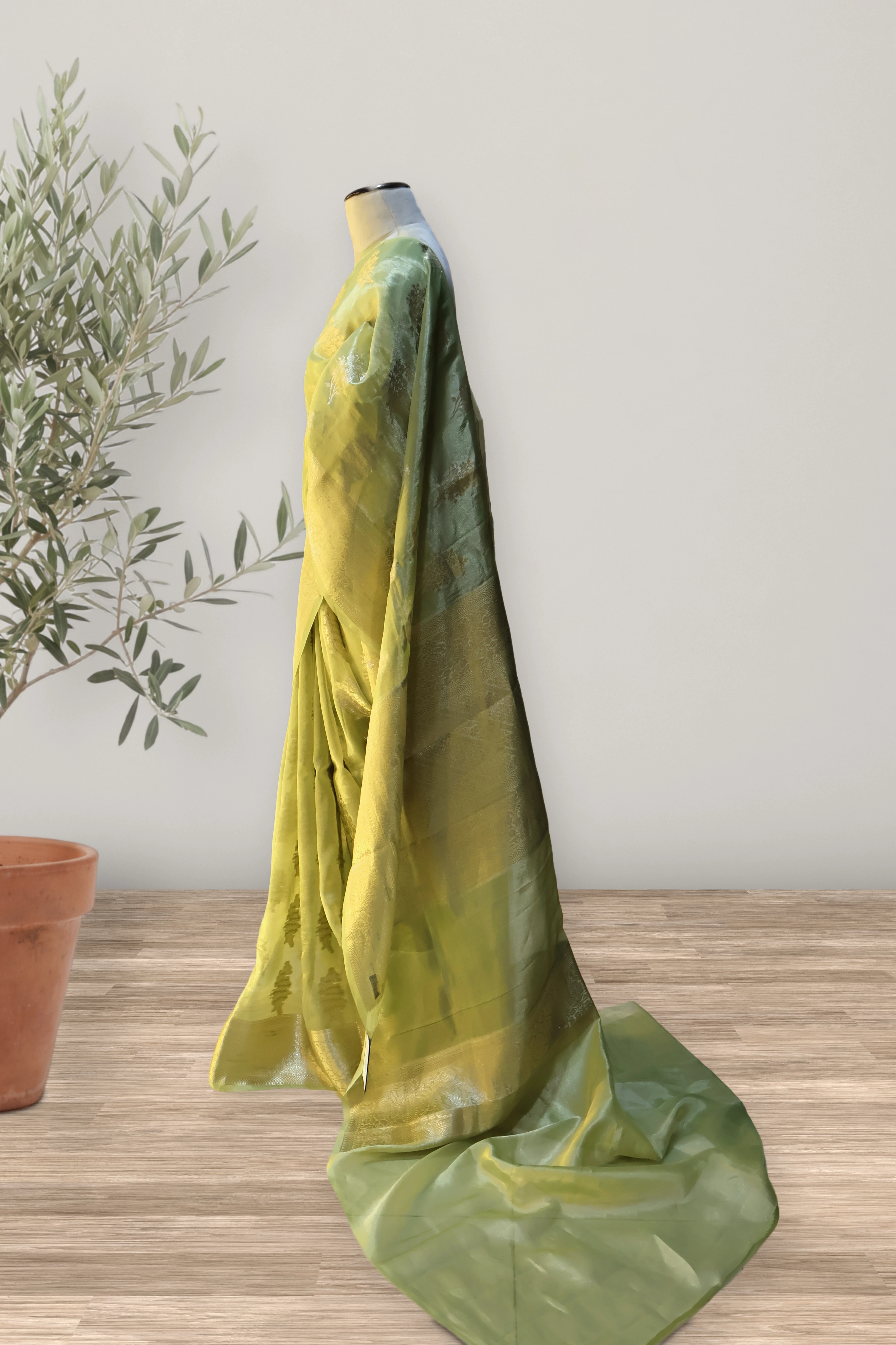 Banarasi Floral Buta Saree: a detail of the work. Banarasi tissue.