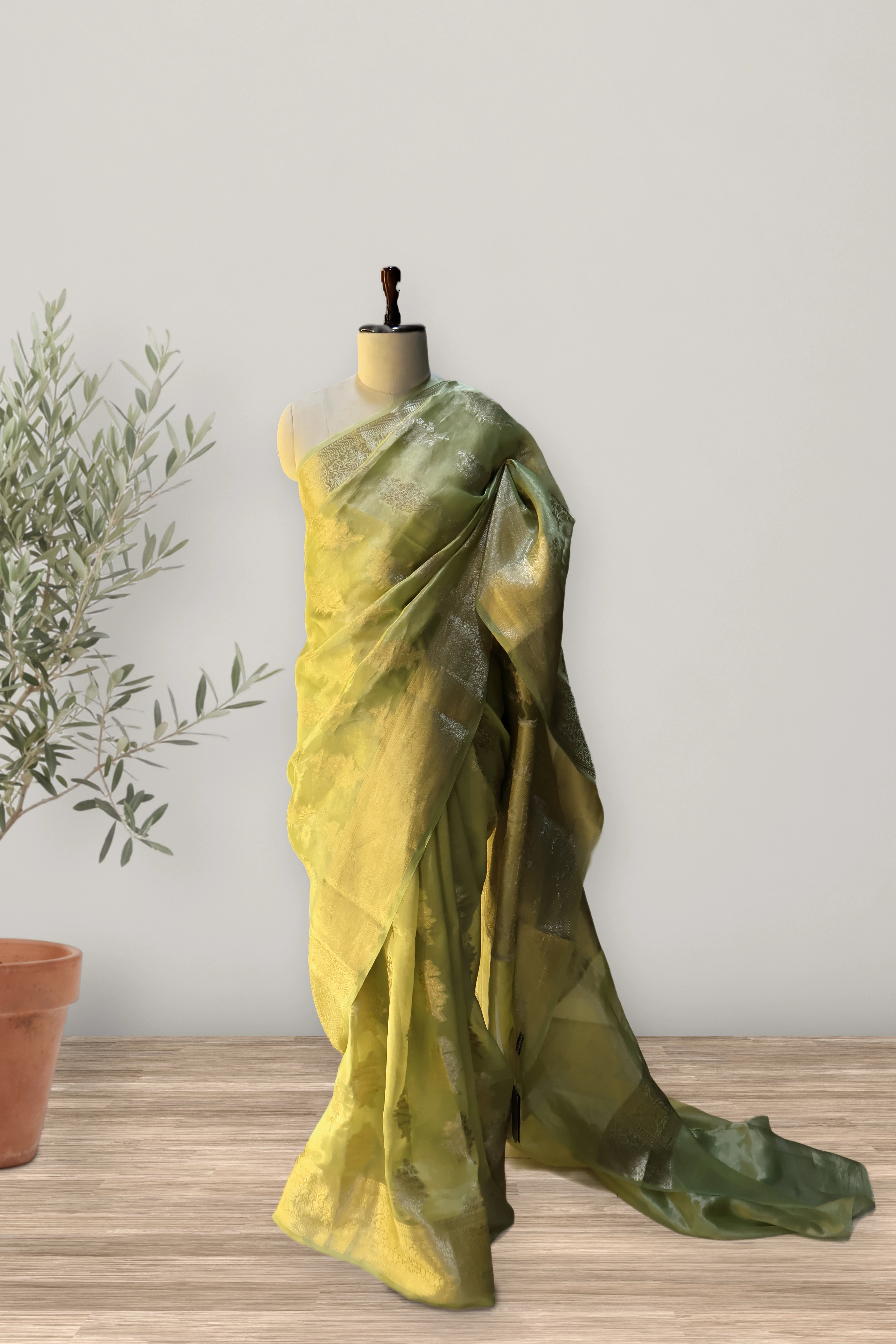Banarasi Floral Buta Saree: a detail of the work. Banarasi tissue.