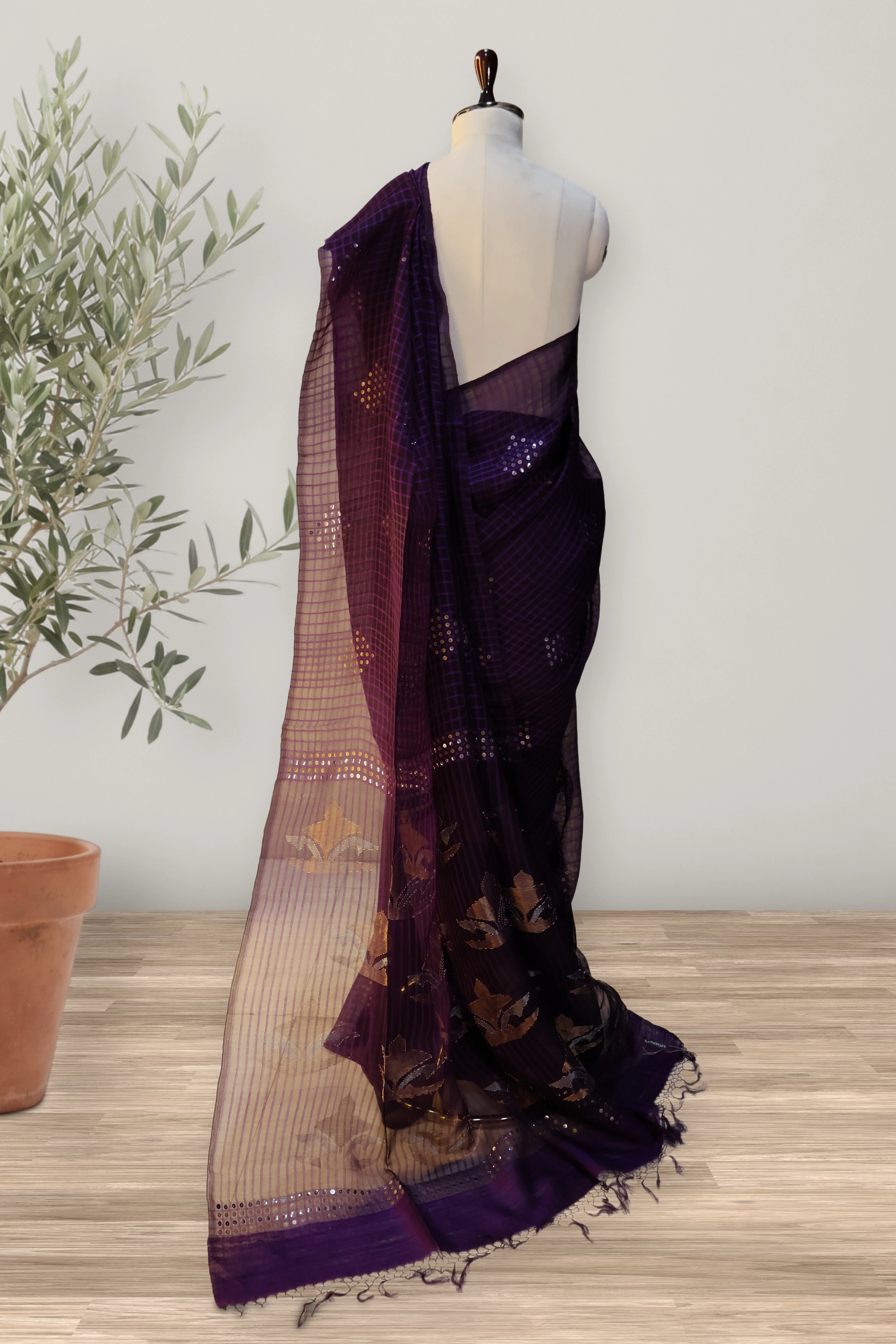 Jamdani Muslin: a detail of the work. Jamdani Muslin.