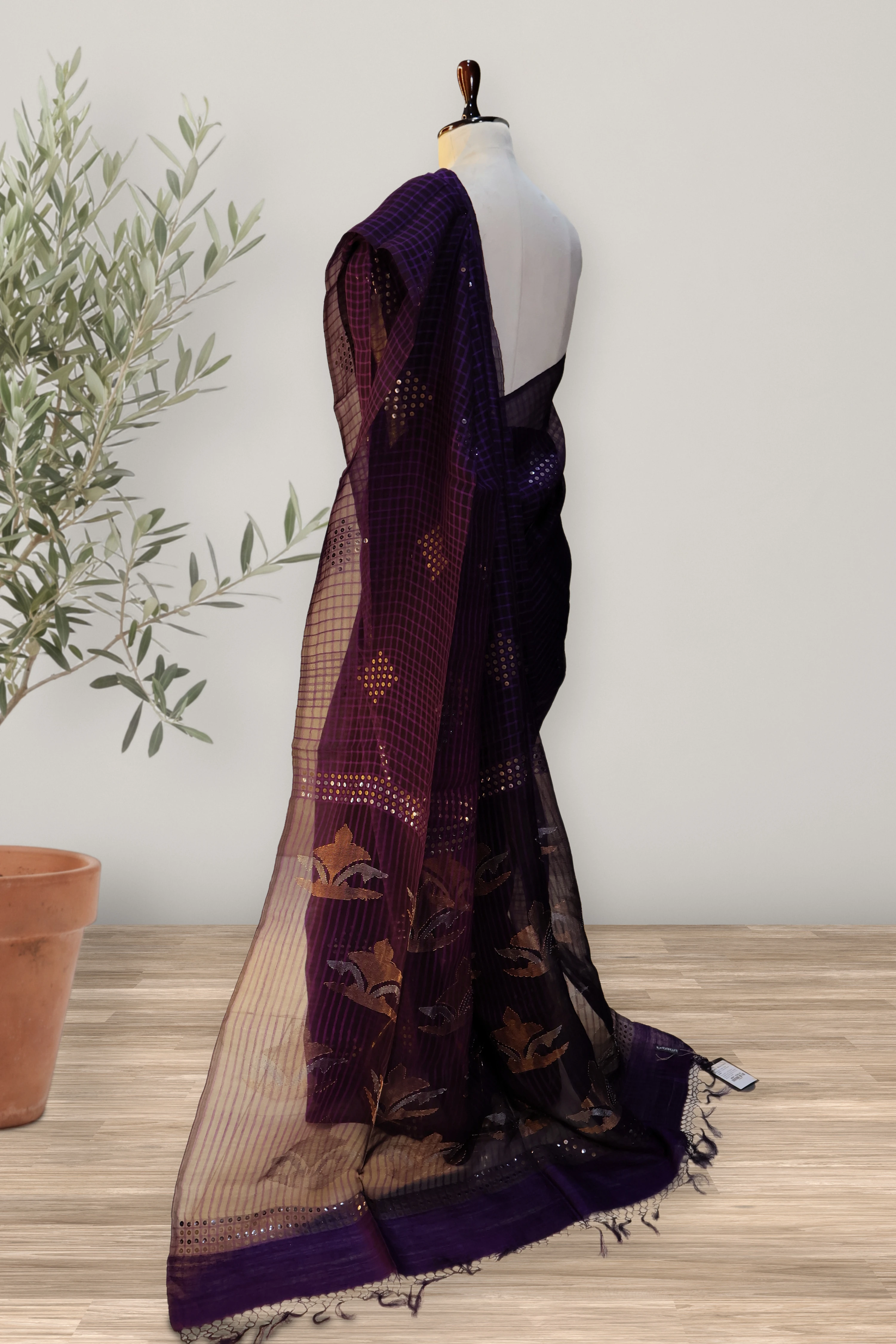 Jamdani Muslin: a detail of the work. Jamdani Muslin.