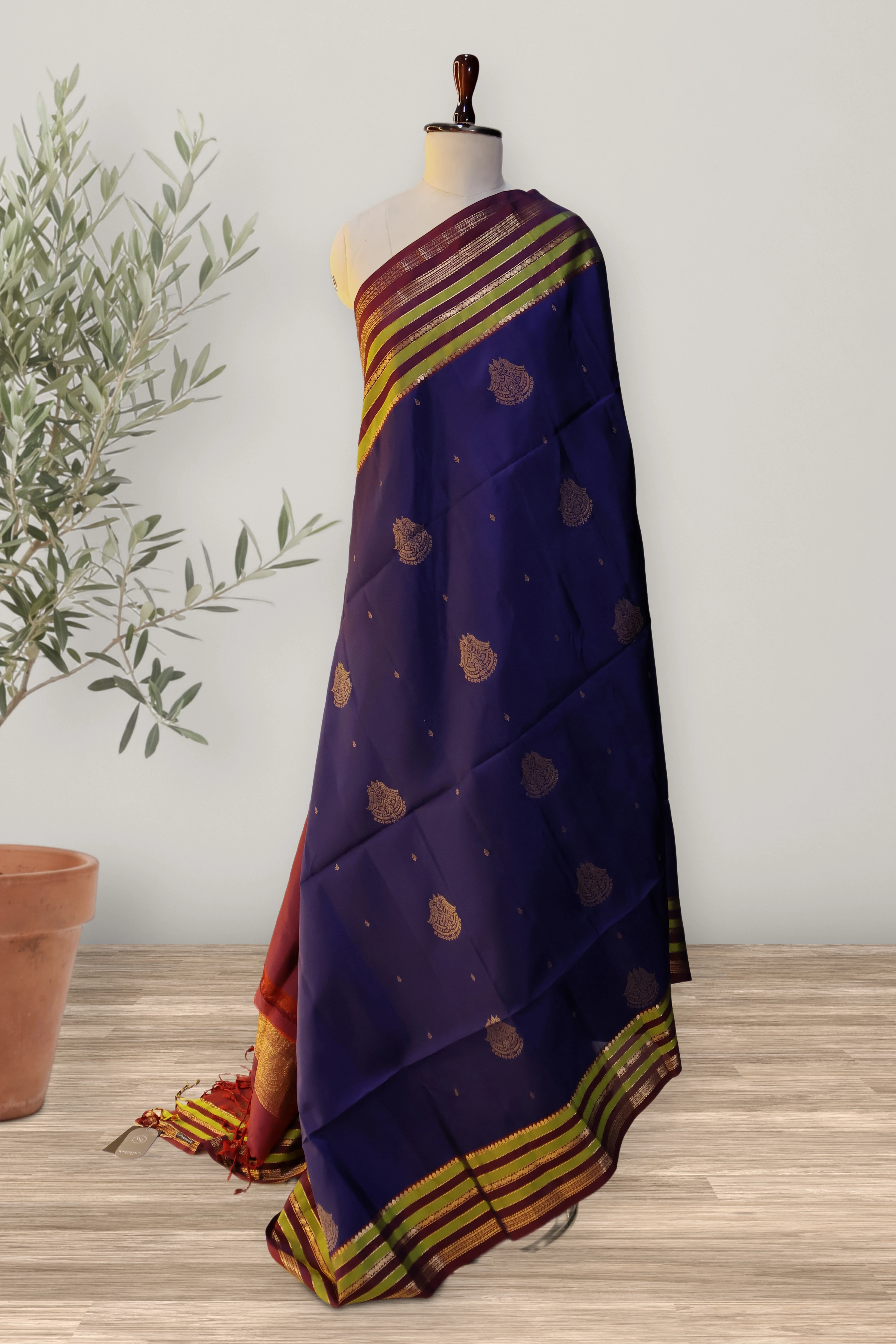 Kanchi Handloom Soft Silk Saree: a detail of the work. Pure Soft Silk.