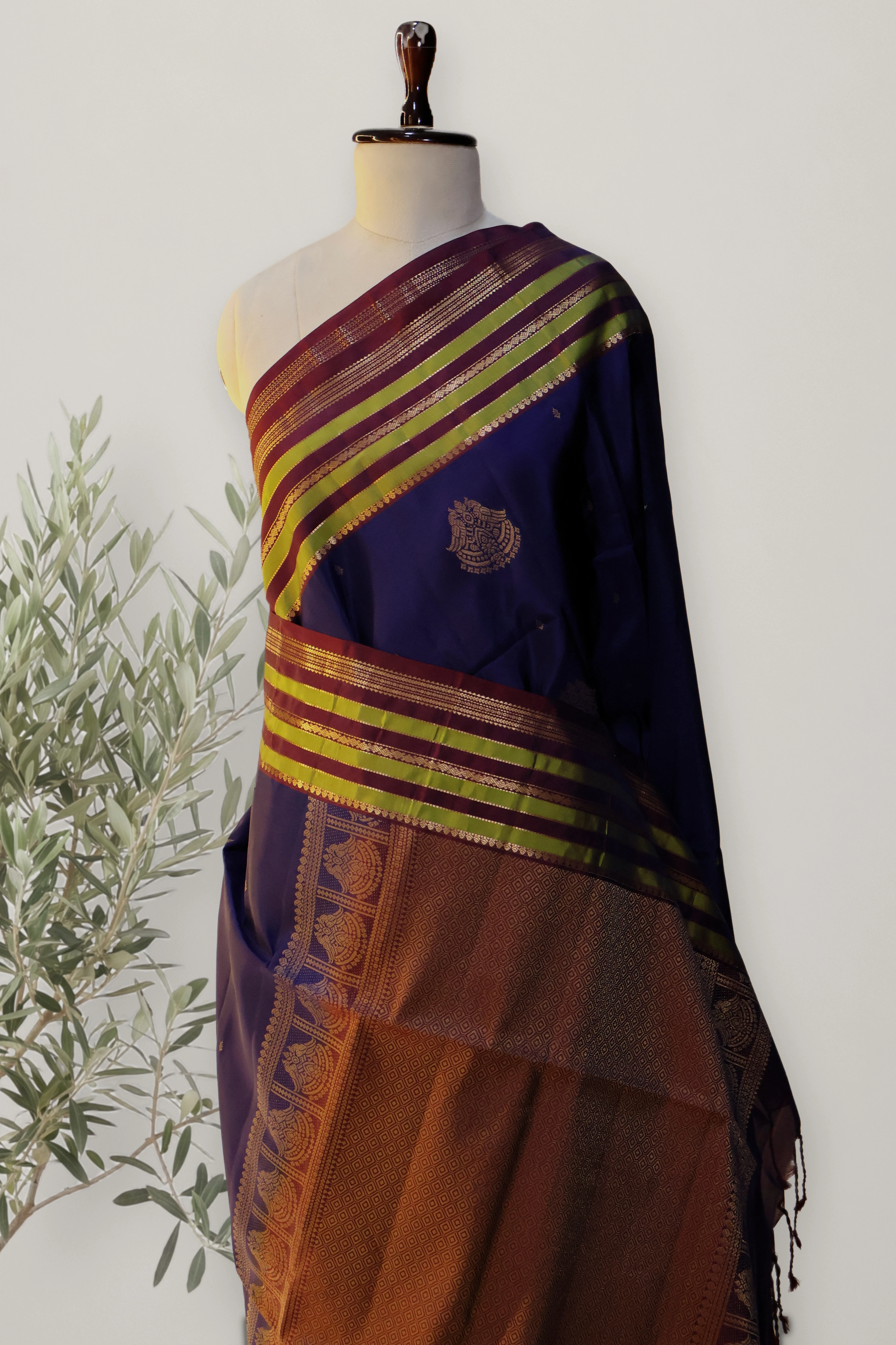 Kanchi Handloom Soft Silk Saree: a detail of the work. Pure Soft Silk.