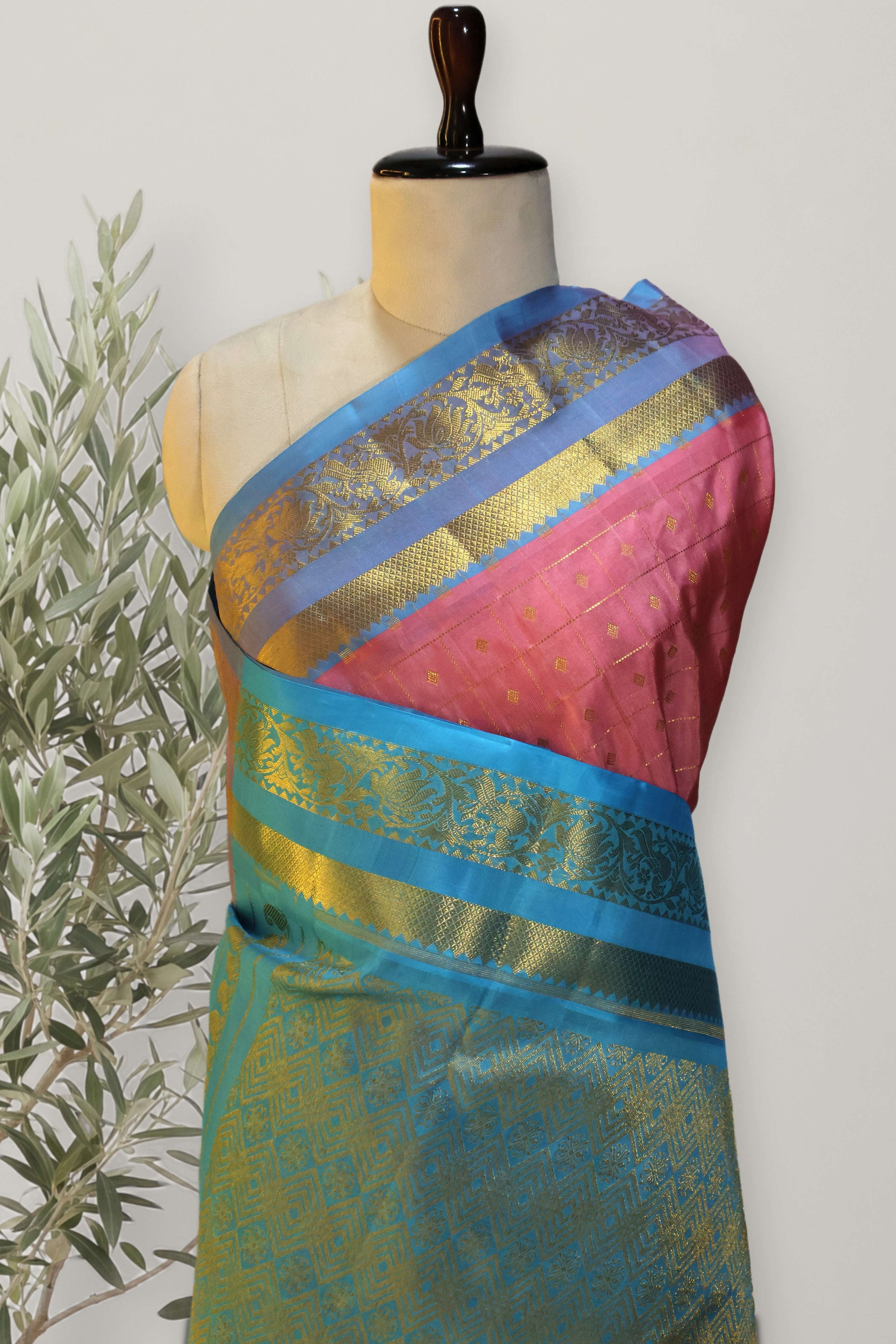 Venkatagiri Pattu Handloom Saree: a detail of the work. Venkatagiri Pattu.
