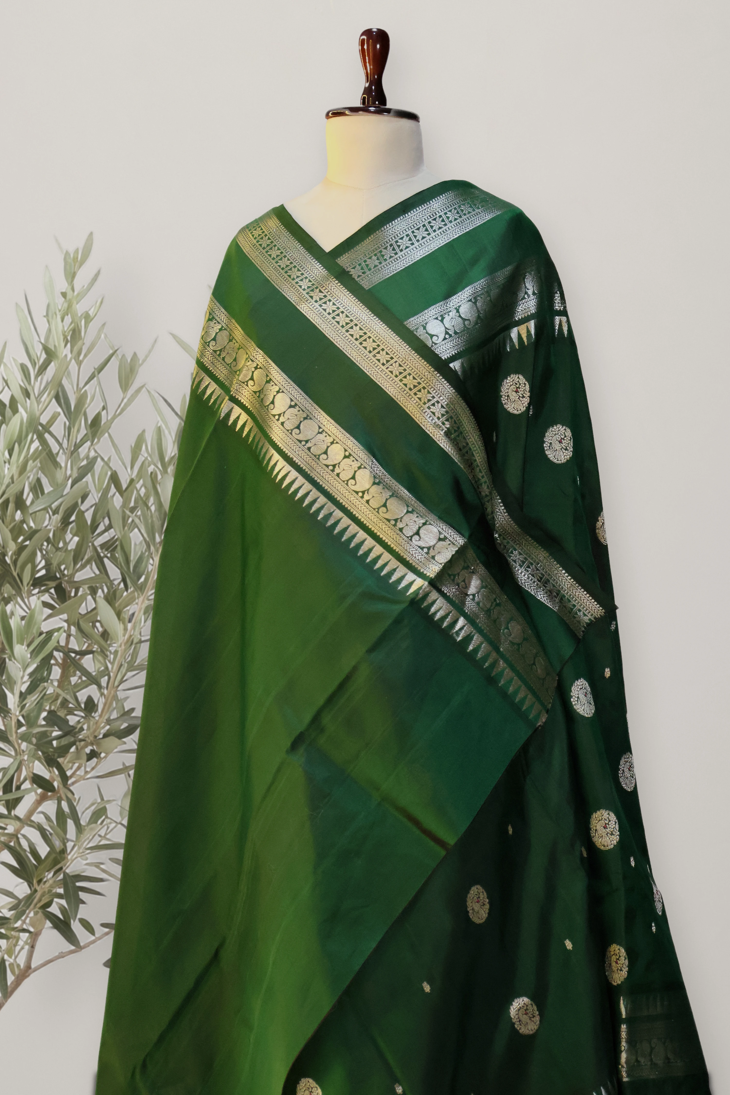 Venkatagiri Pattu handloom saree: a detail of the work. Venkatagiri Pattu handloom.