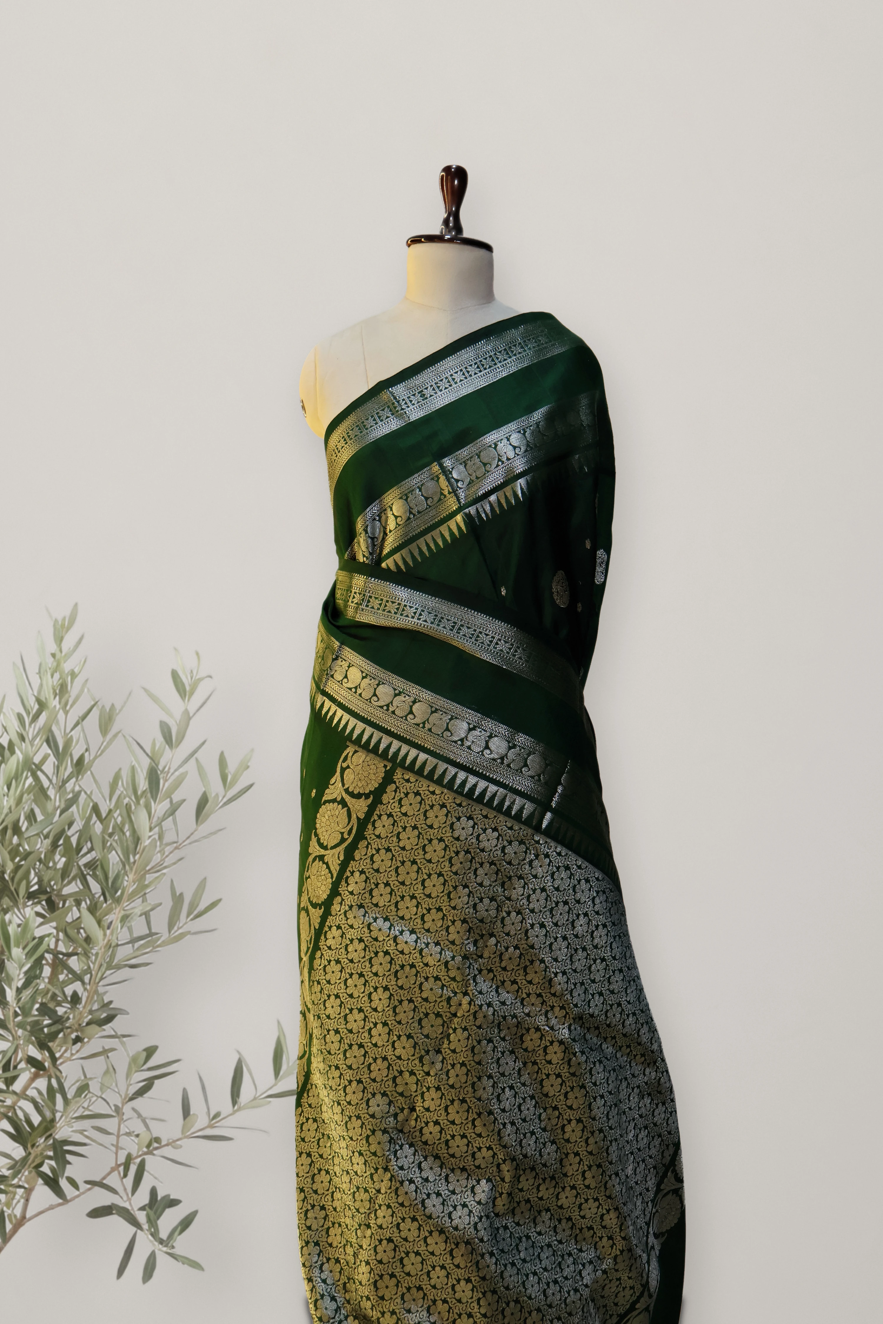 Venkatagiri Pattu handloom saree: a detail of the work. Venkatagiri Pattu handloom.
