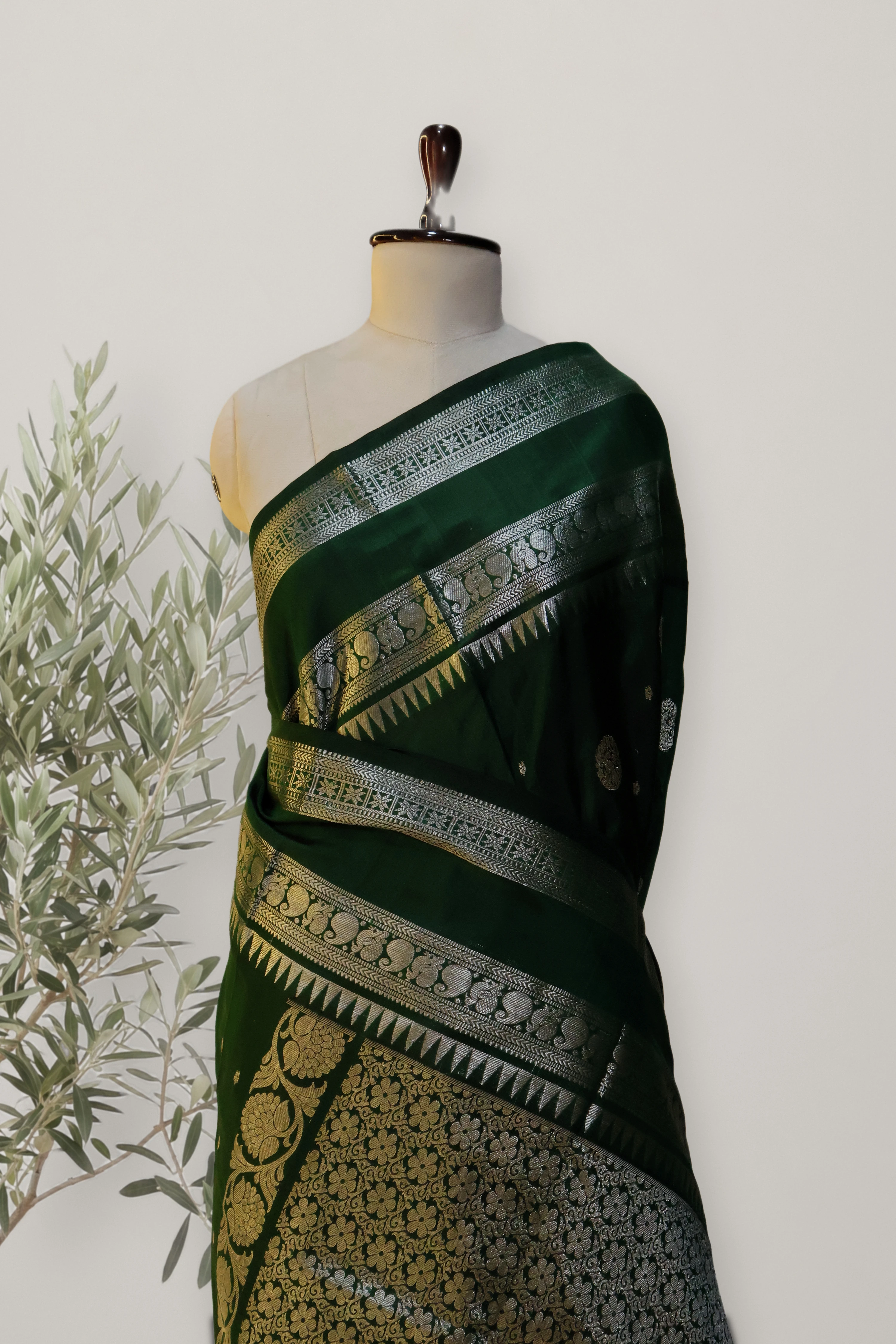 Venkatagiri Pattu handloom saree: a detail of the work. Venkatagiri Pattu handloom.