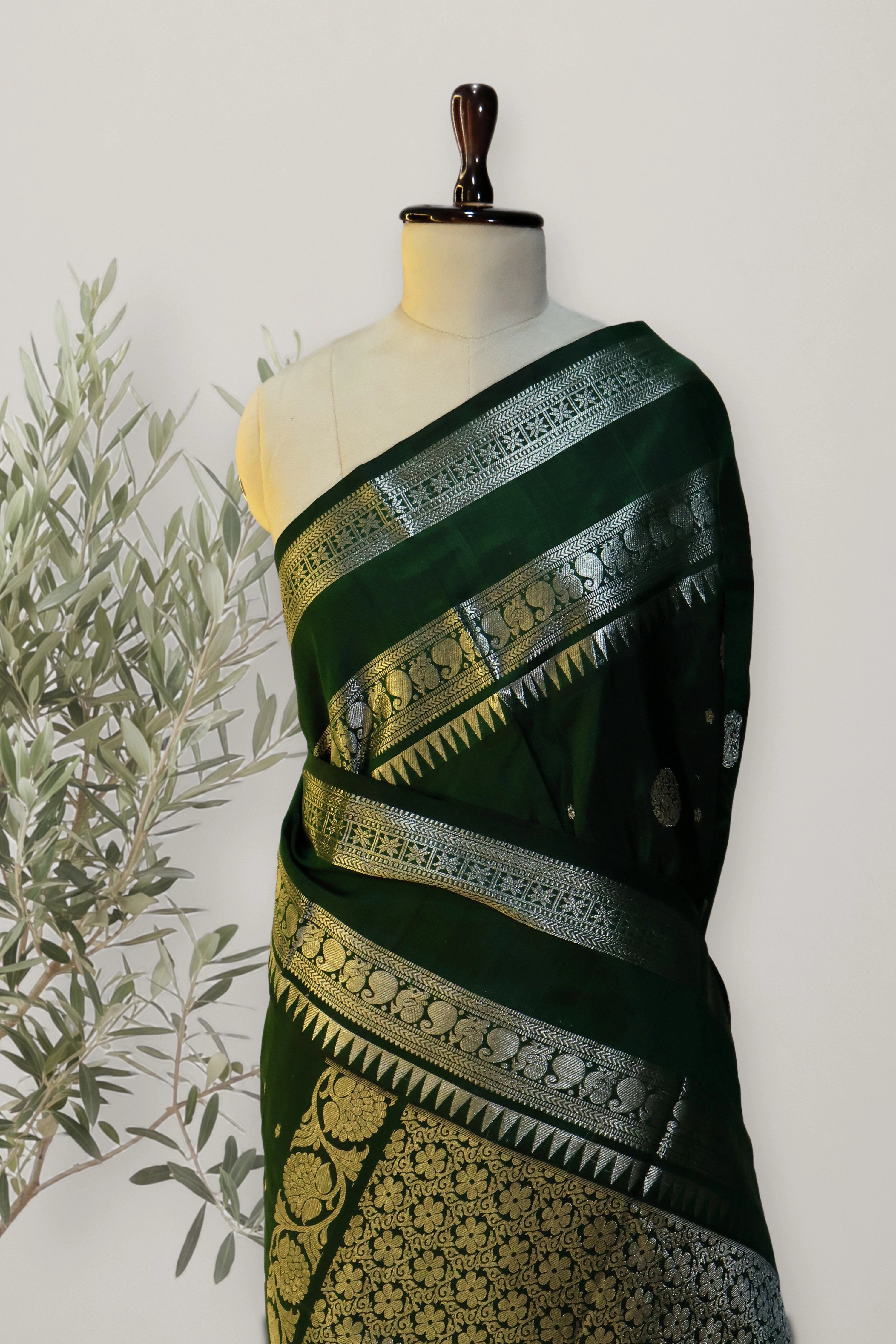 Venkatagiri Pattu handloom saree: a detail of the work. Venkatagiri Pattu handloom.