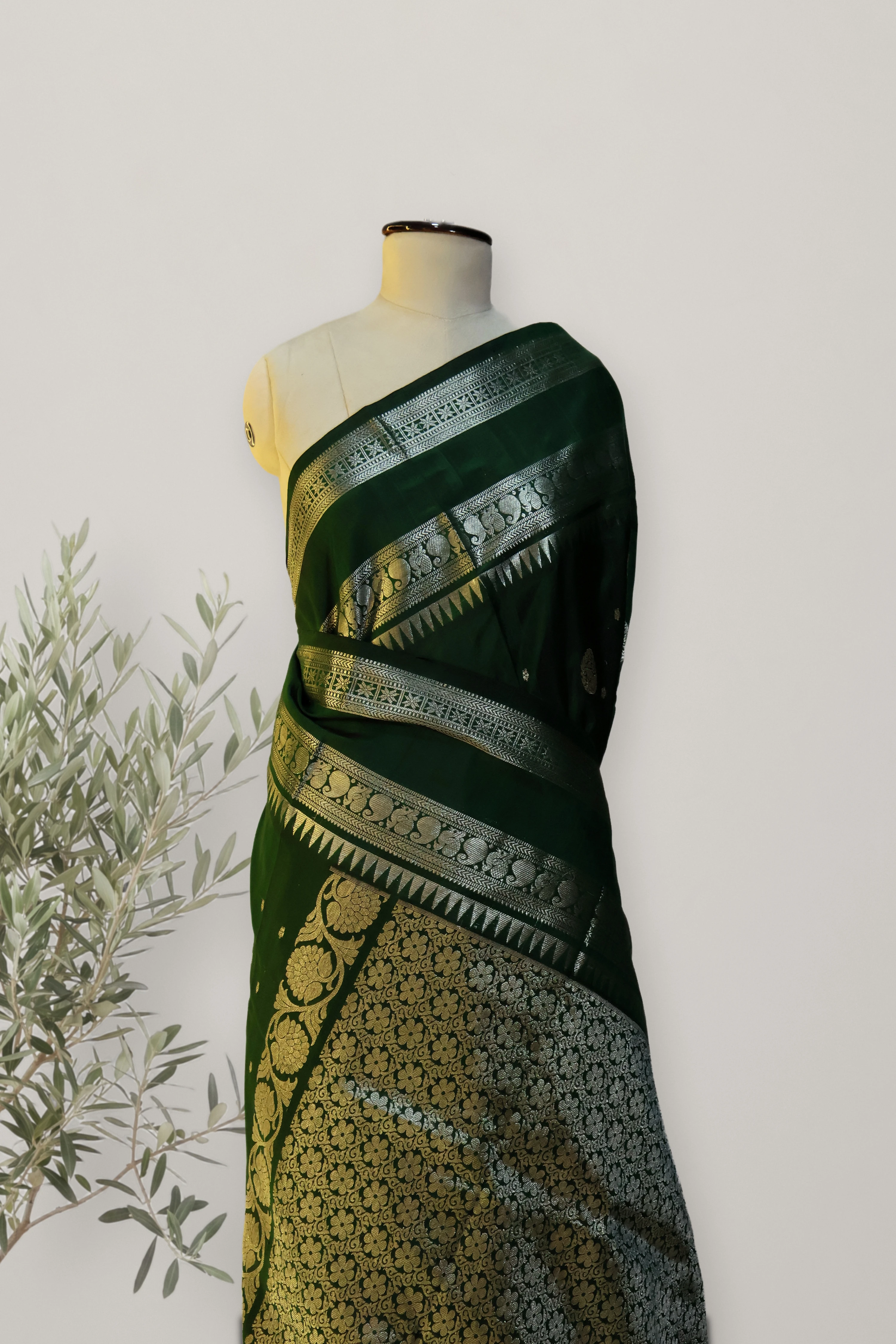 Venkatagiri Pattu handloom saree: the whole piece, laid out. Venkatagiri Pattu handloom.