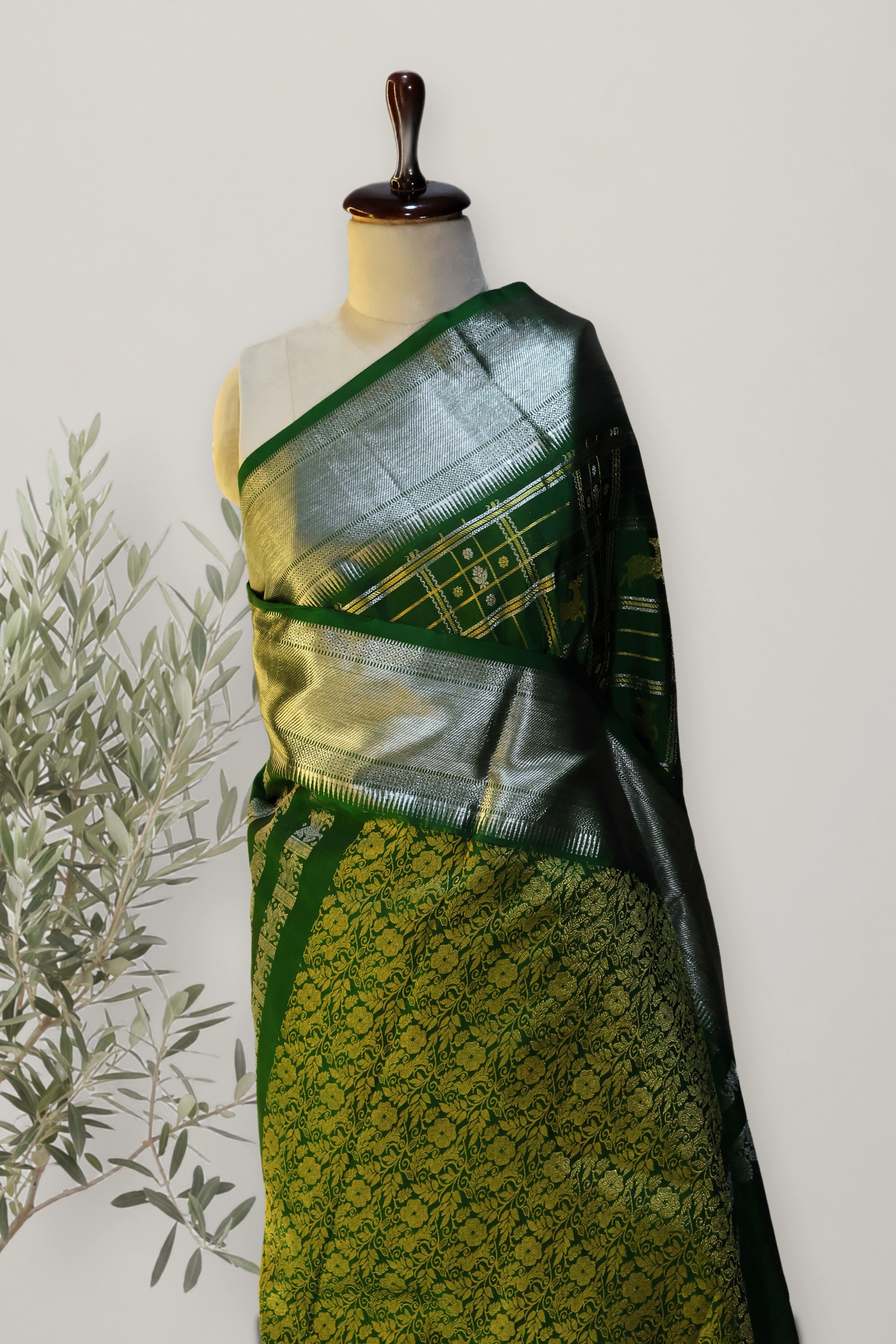 Saree 072: the whole piece, laid out.