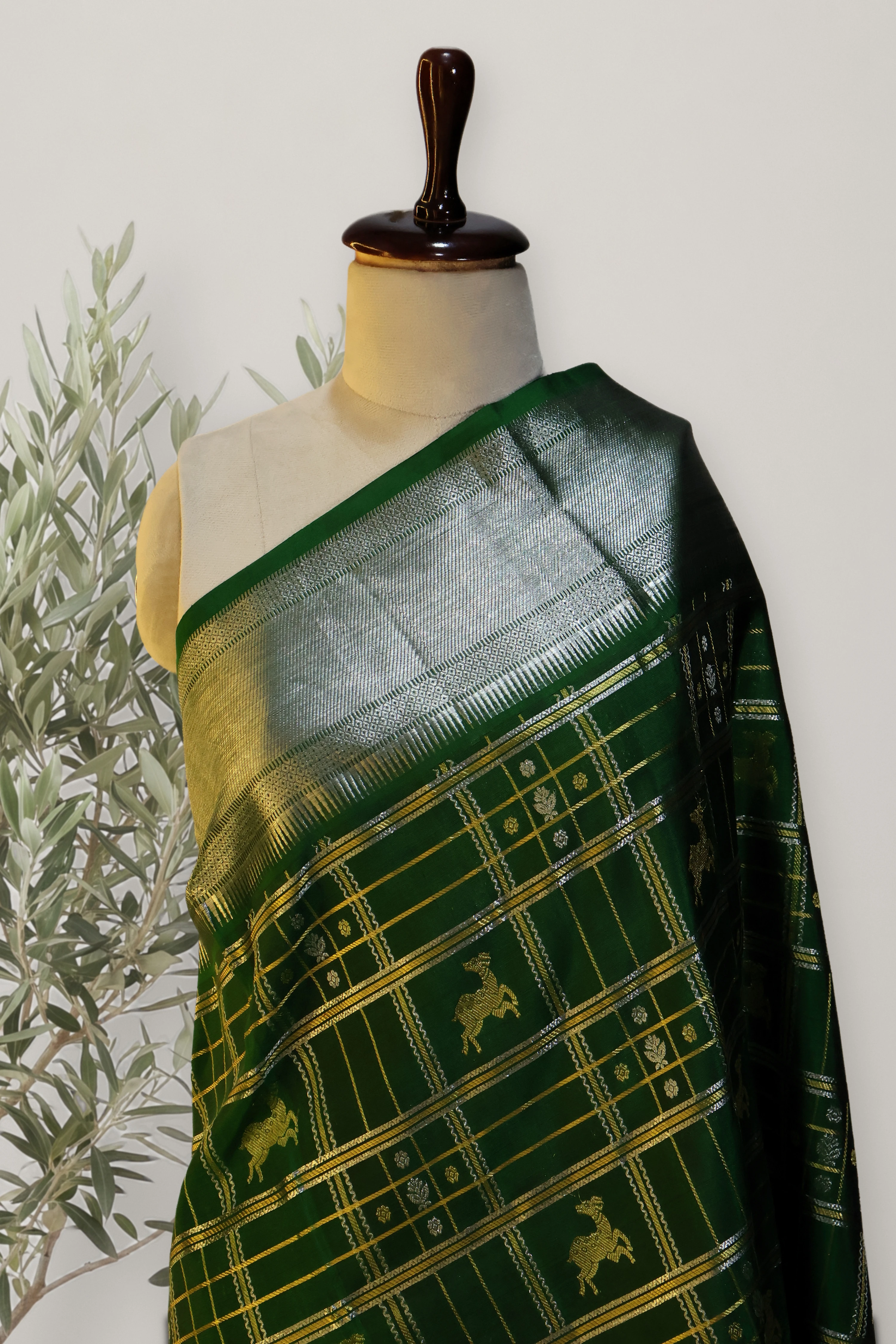 Saree 072: a detail of the work.