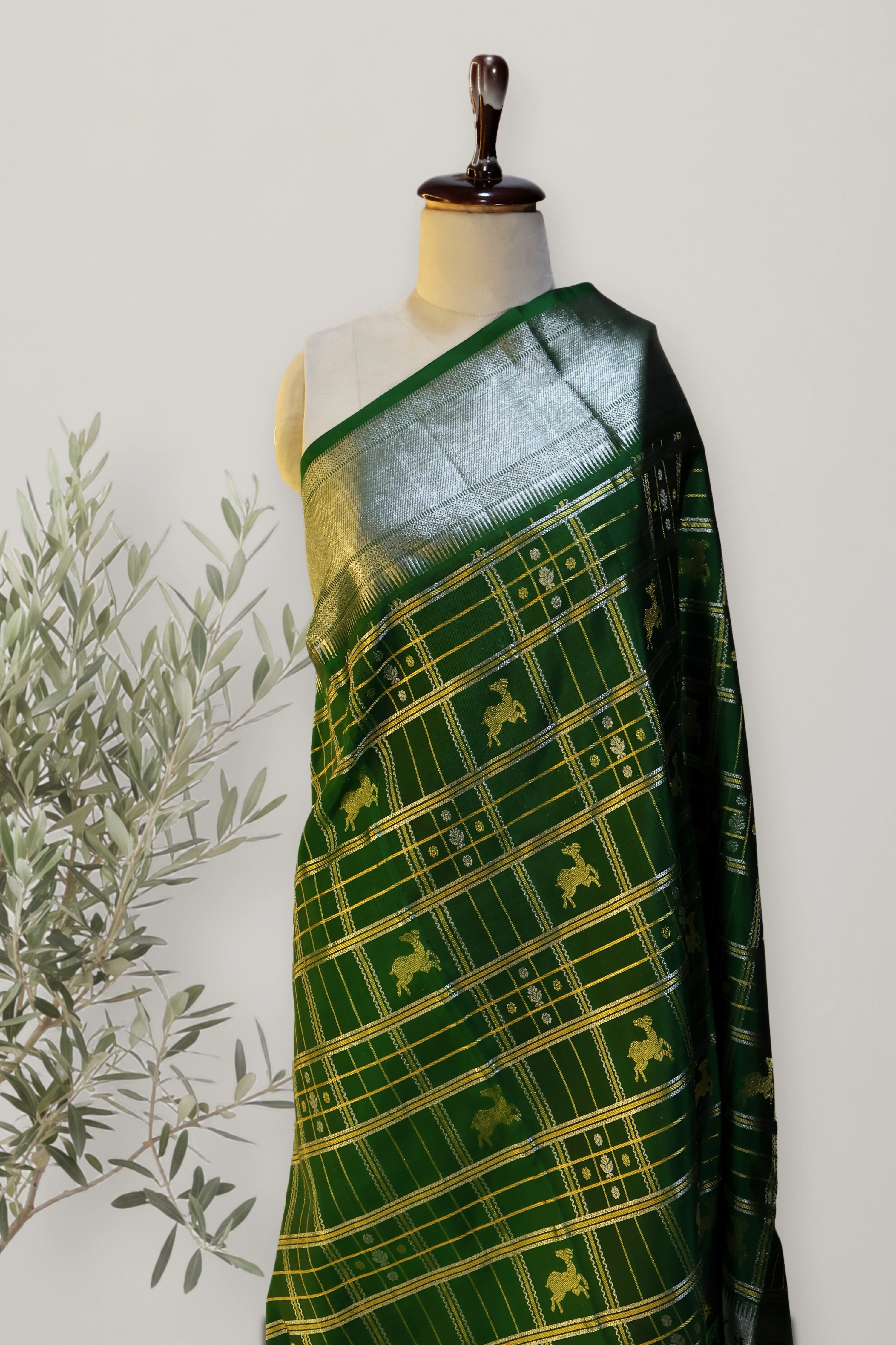 Saree 072: a detail of the work.