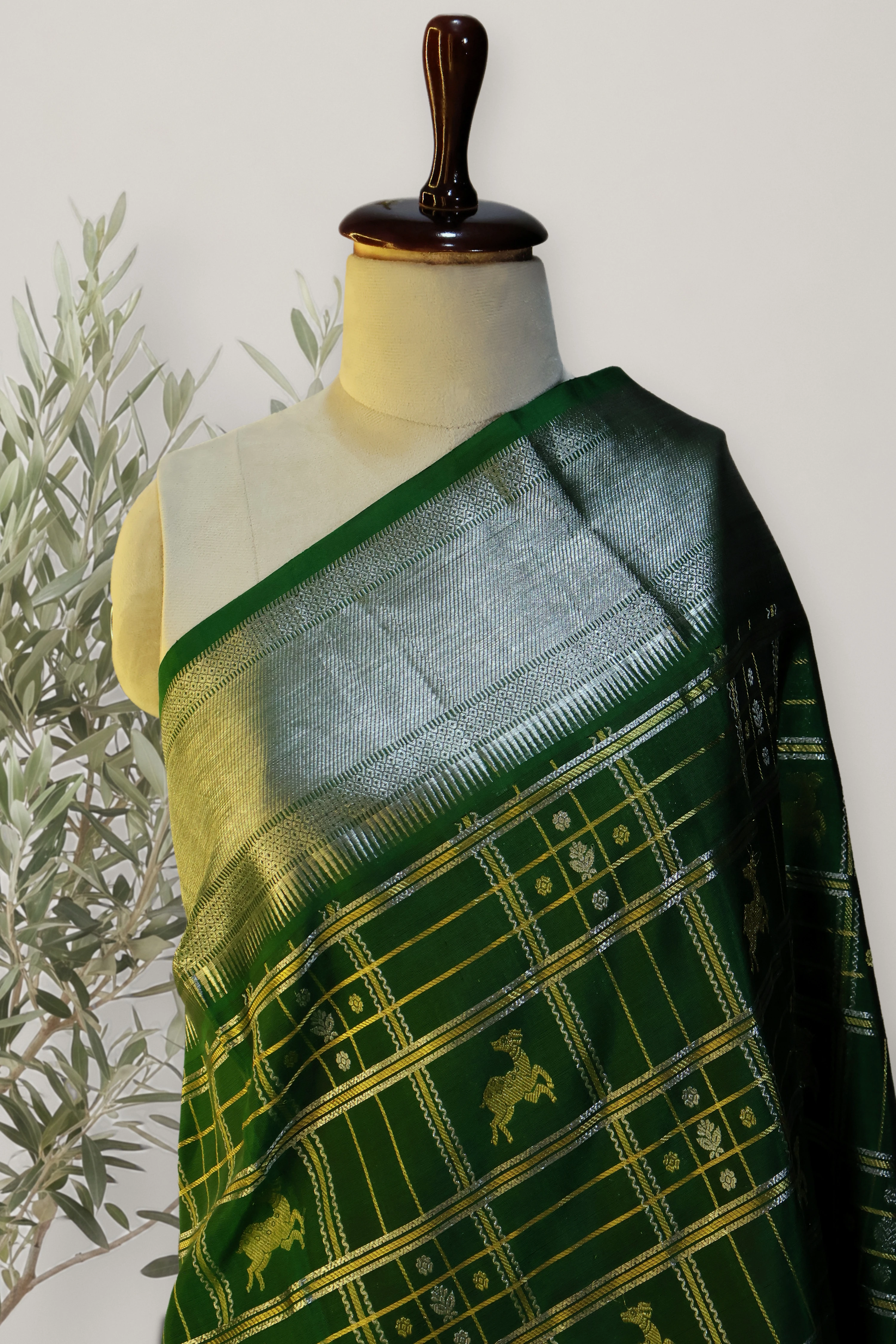 Saree 072: a detail of the work.