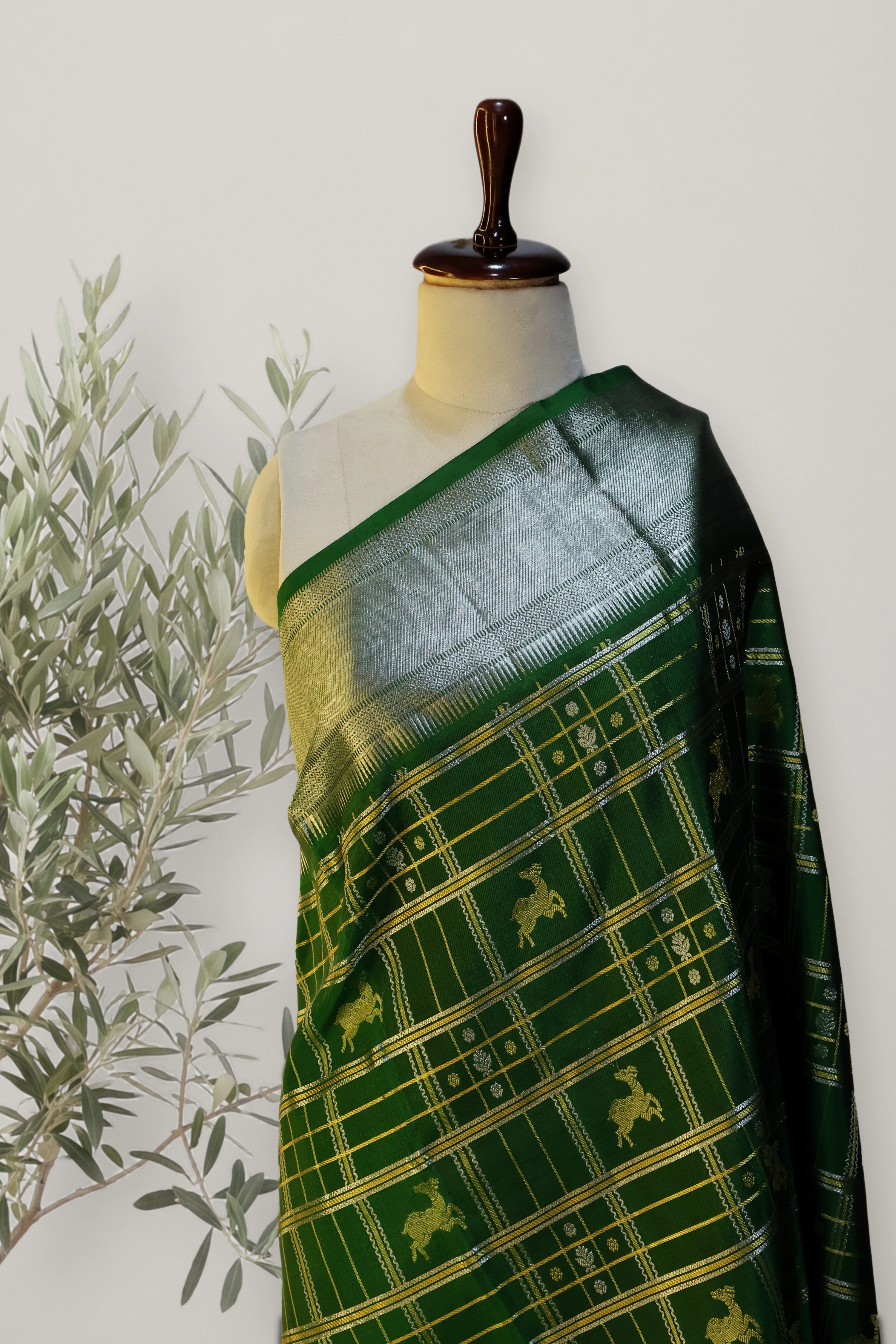 Saree 072: a detail of the work.