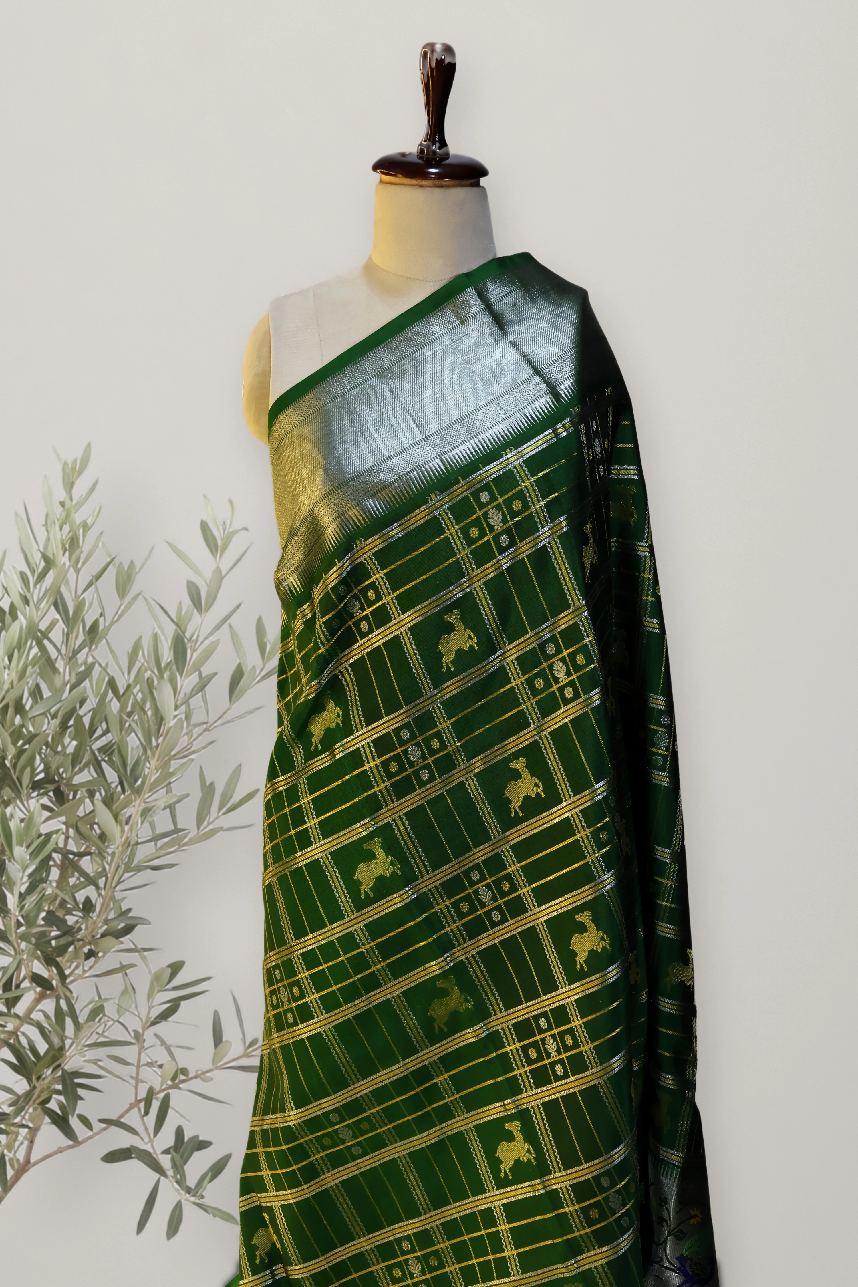 Saree 072: a detail of the work.