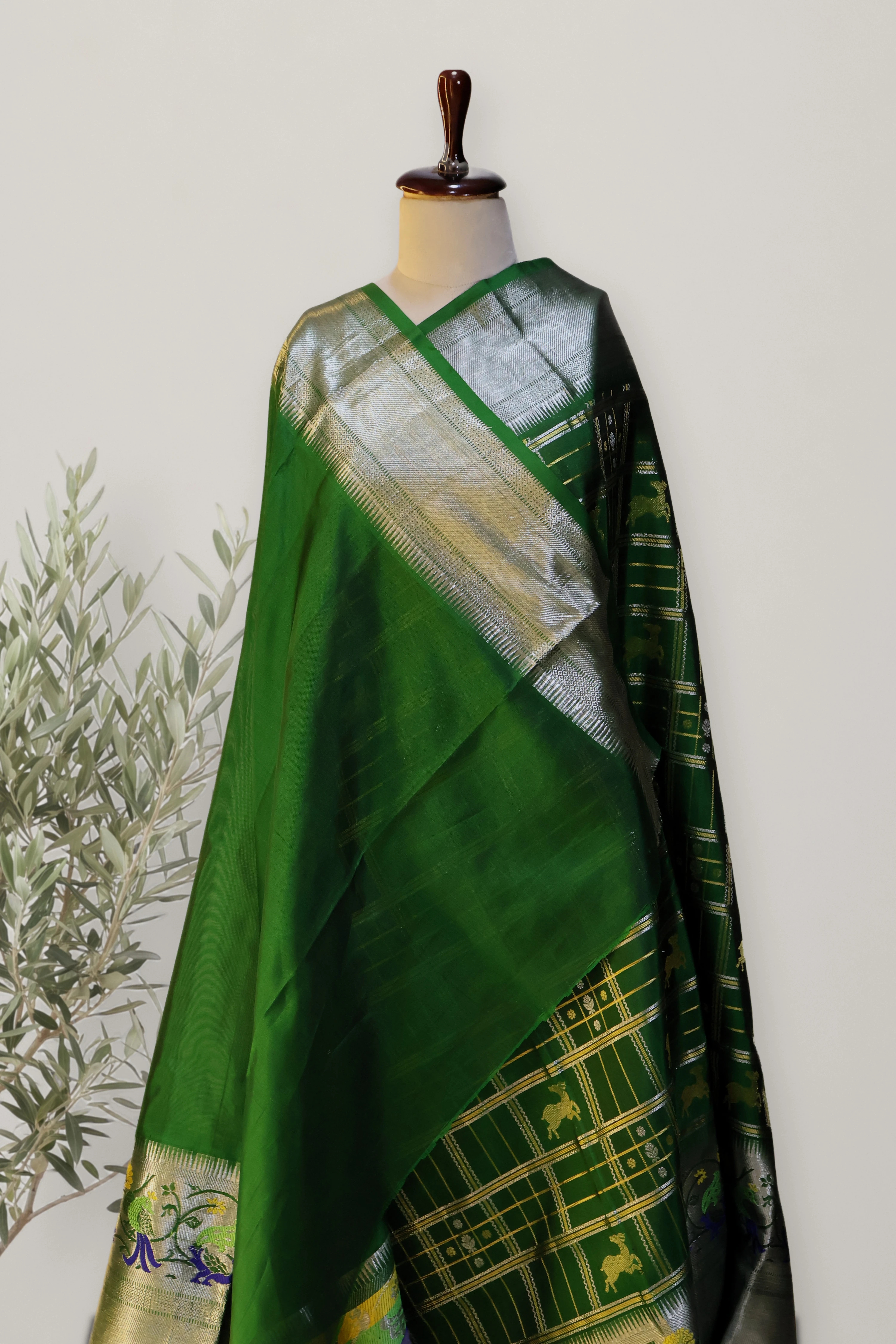 Venkatagiri Pattu Handloom Saree: a detail of the work. Venkatagiri Pattu Handloom.