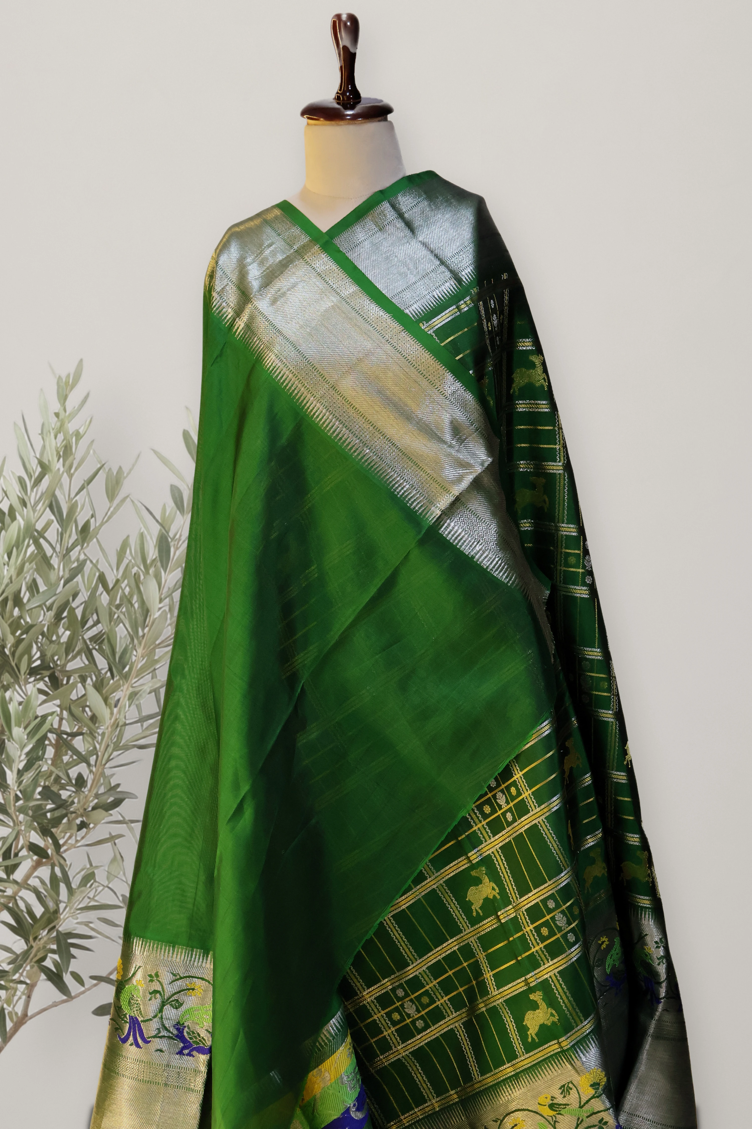 Venkatagiri Pattu Handloom Saree: a detail of the work. Venkatagiri Pattu Handloom.