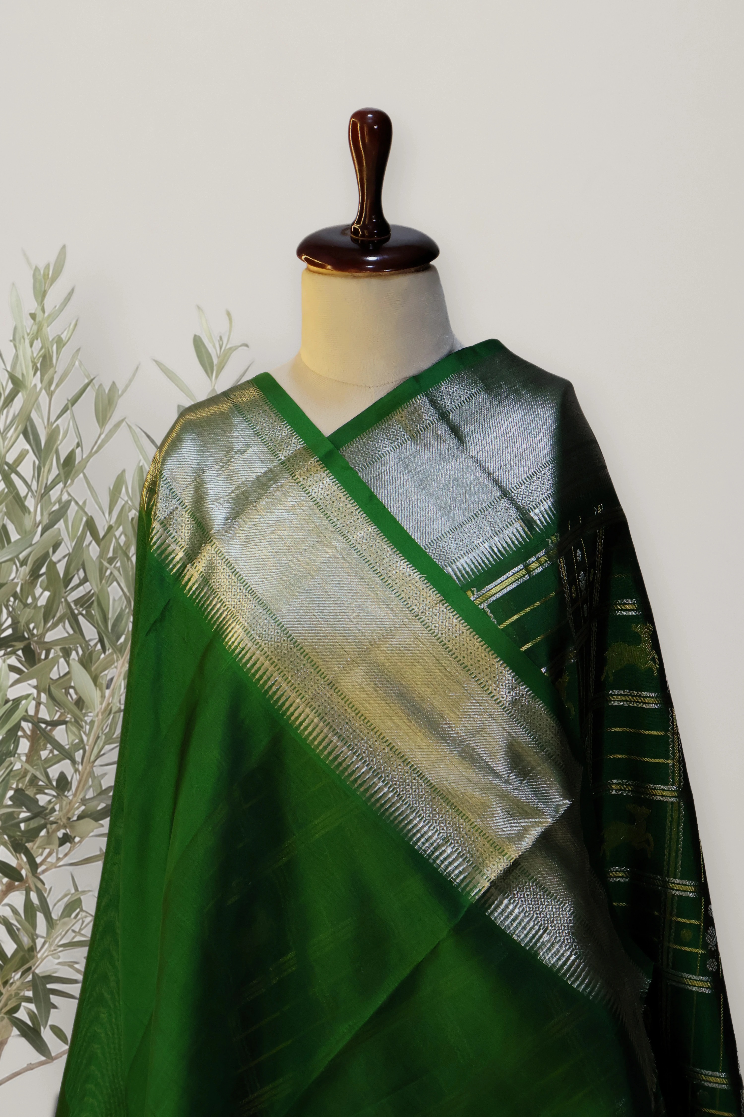 Venkatagiri Pattu Handloom Saree: a detail of the work. Venkatagiri Pattu Handloom.