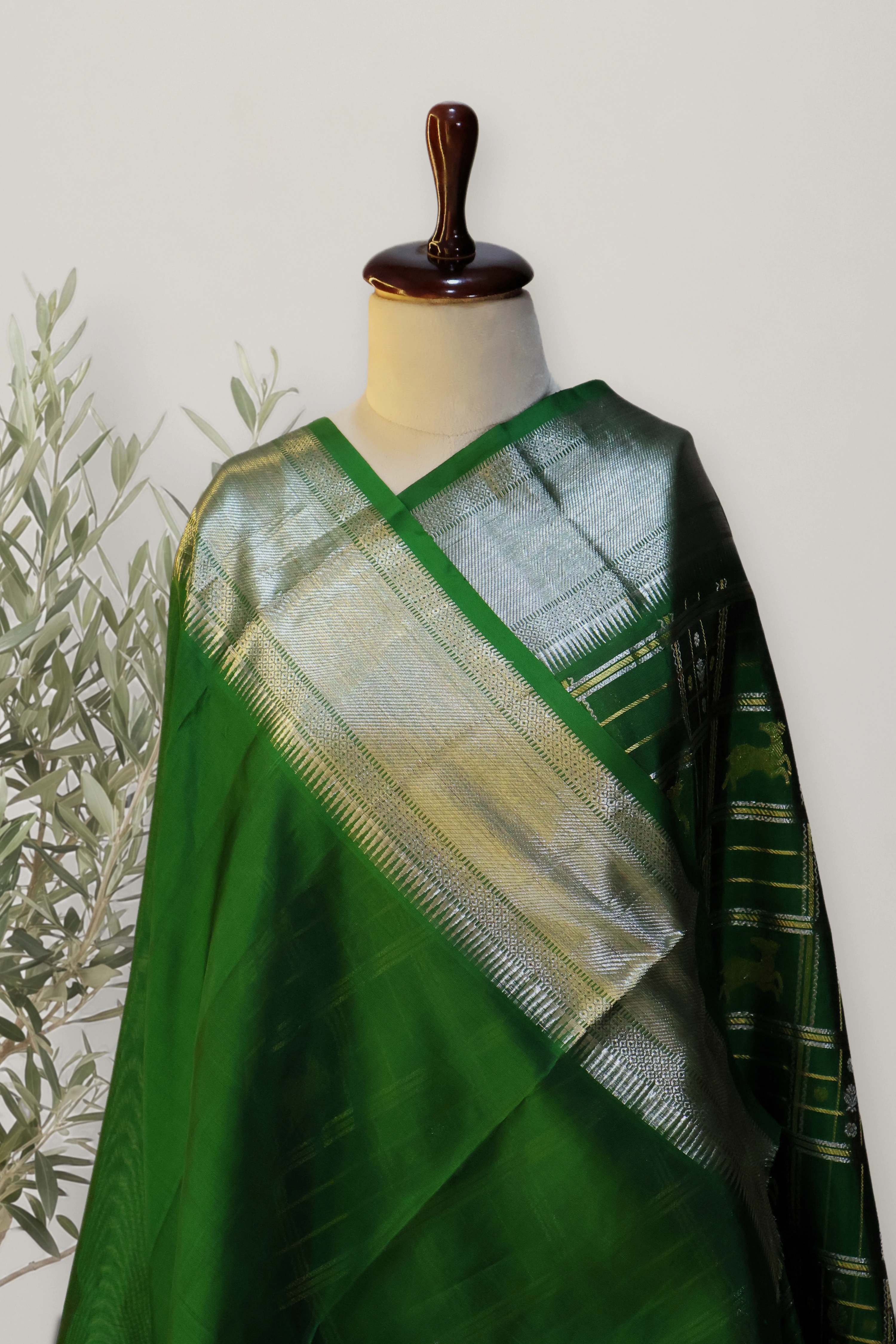 Venkatagiri Pattu Handloom Saree: a detail of the work. Venkatagiri Pattu Handloom.