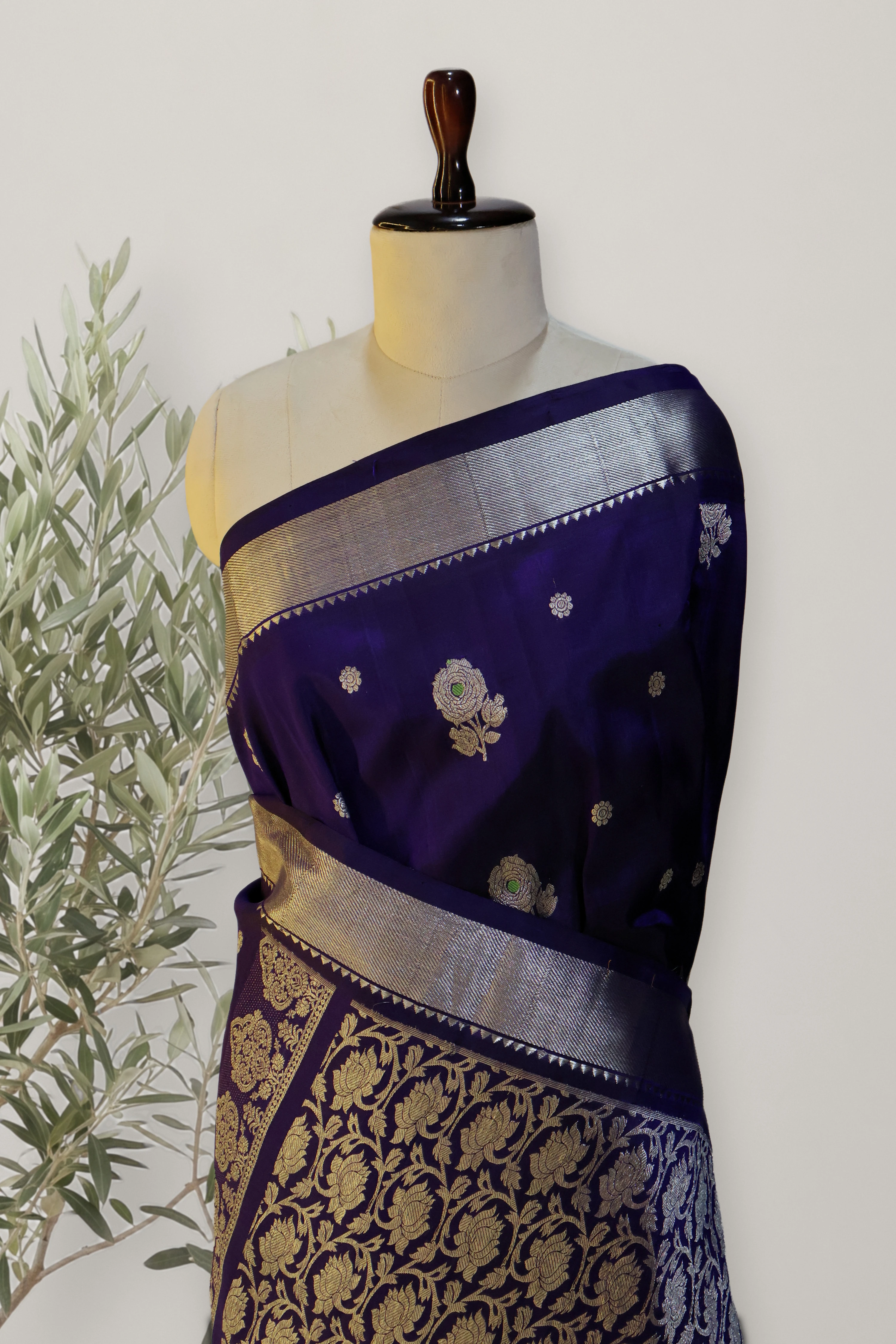 Venkatagiri Pattu Handloom Saree: the whole piece, laid out. Venkatagiri Pattu Handloom.