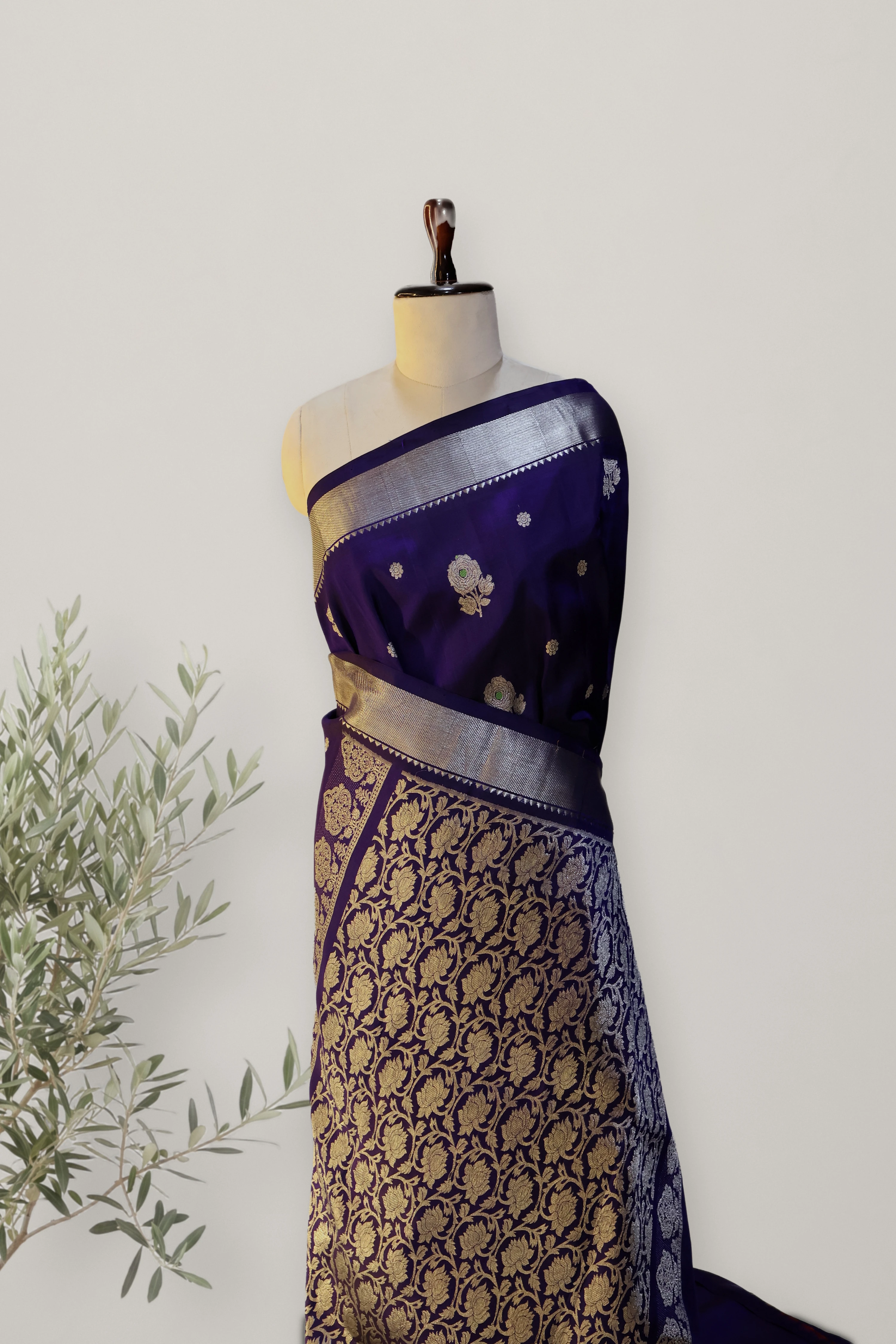 Venkatagiri Pattu Handloom Saree: a detail of the work. Venkatagiri Pattu Handloom.
