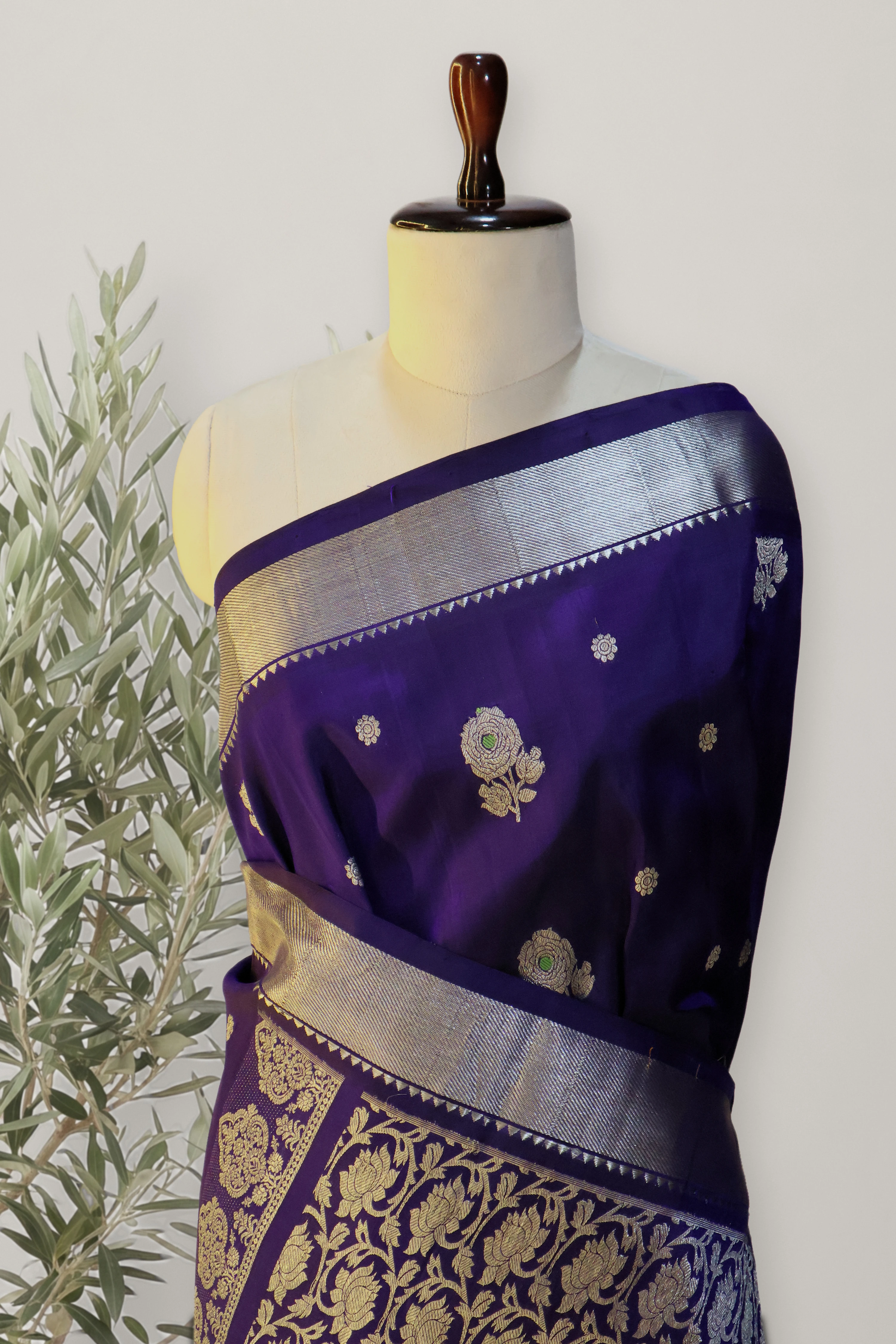 Venkatagiri Pattu Handloom Saree: a detail of the work. Venkatagiri Pattu Handloom.