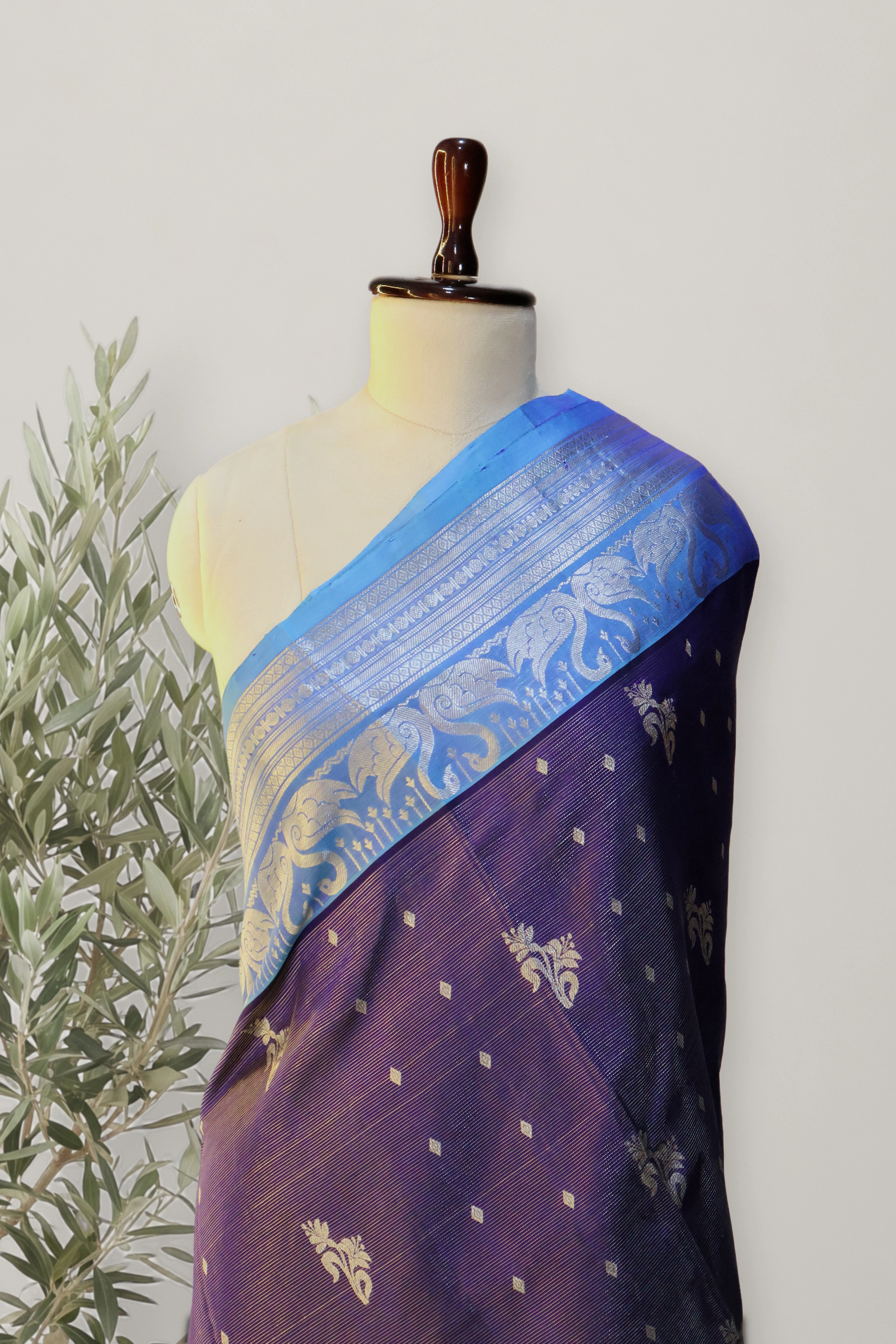 Venkatagiri Pattu Handloom Saree: a detail of the work. Venkatagiri Pattu Handloom.