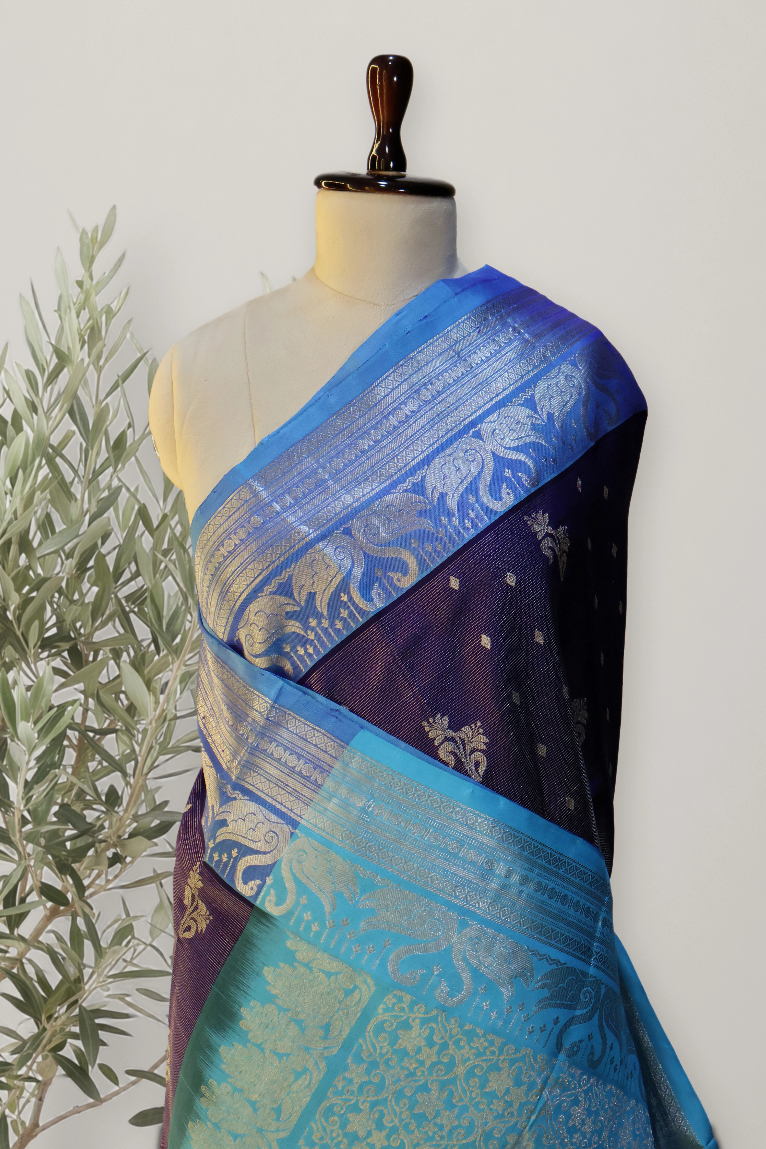 Venkatagiri Pattu Handloom Saree: a detail of the work. Venkatagiri Pattu Handloom.