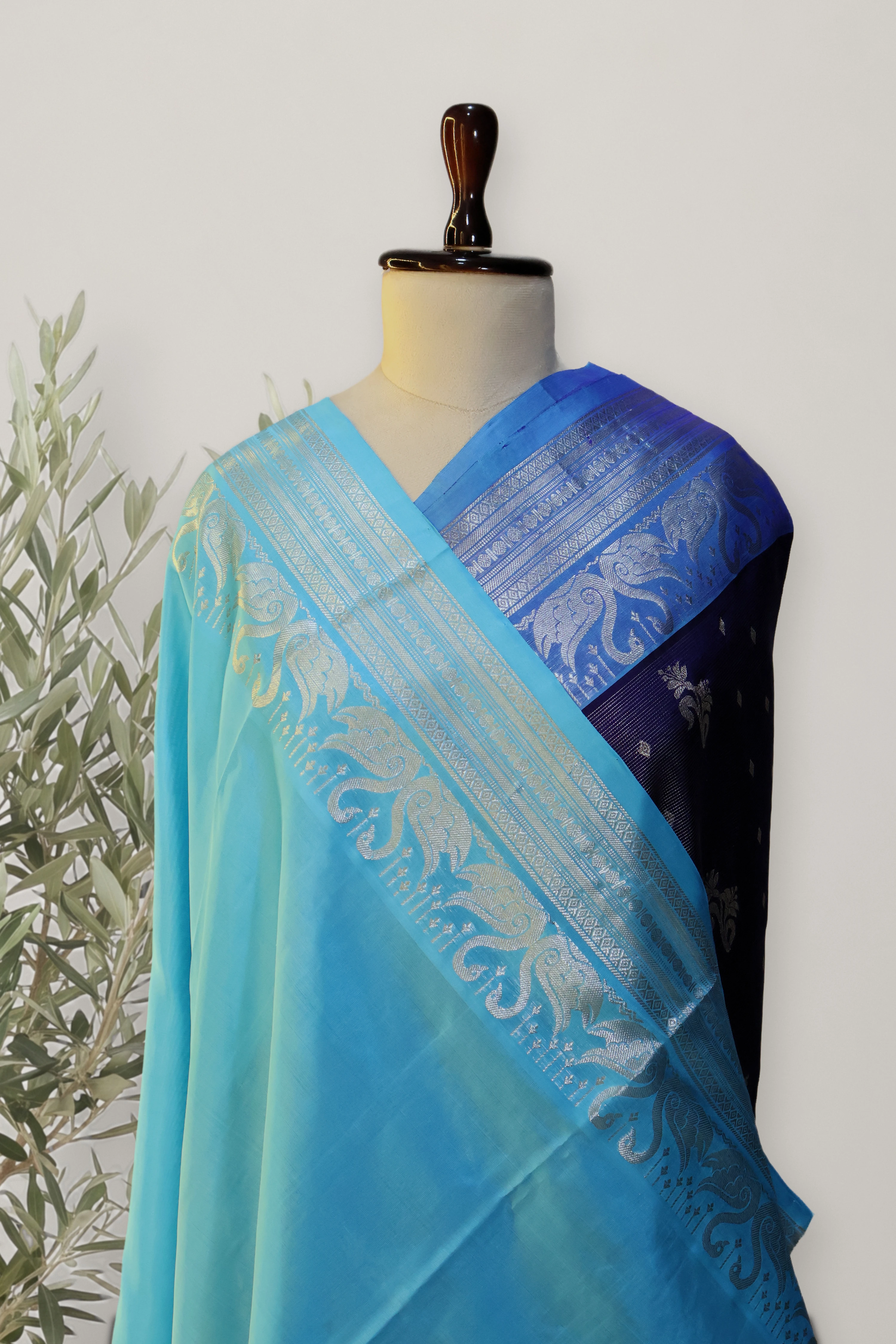 Venkatagiri Pattu Handloom Saree: a detail of the work. Venkatagiri Pattu Handloom.
