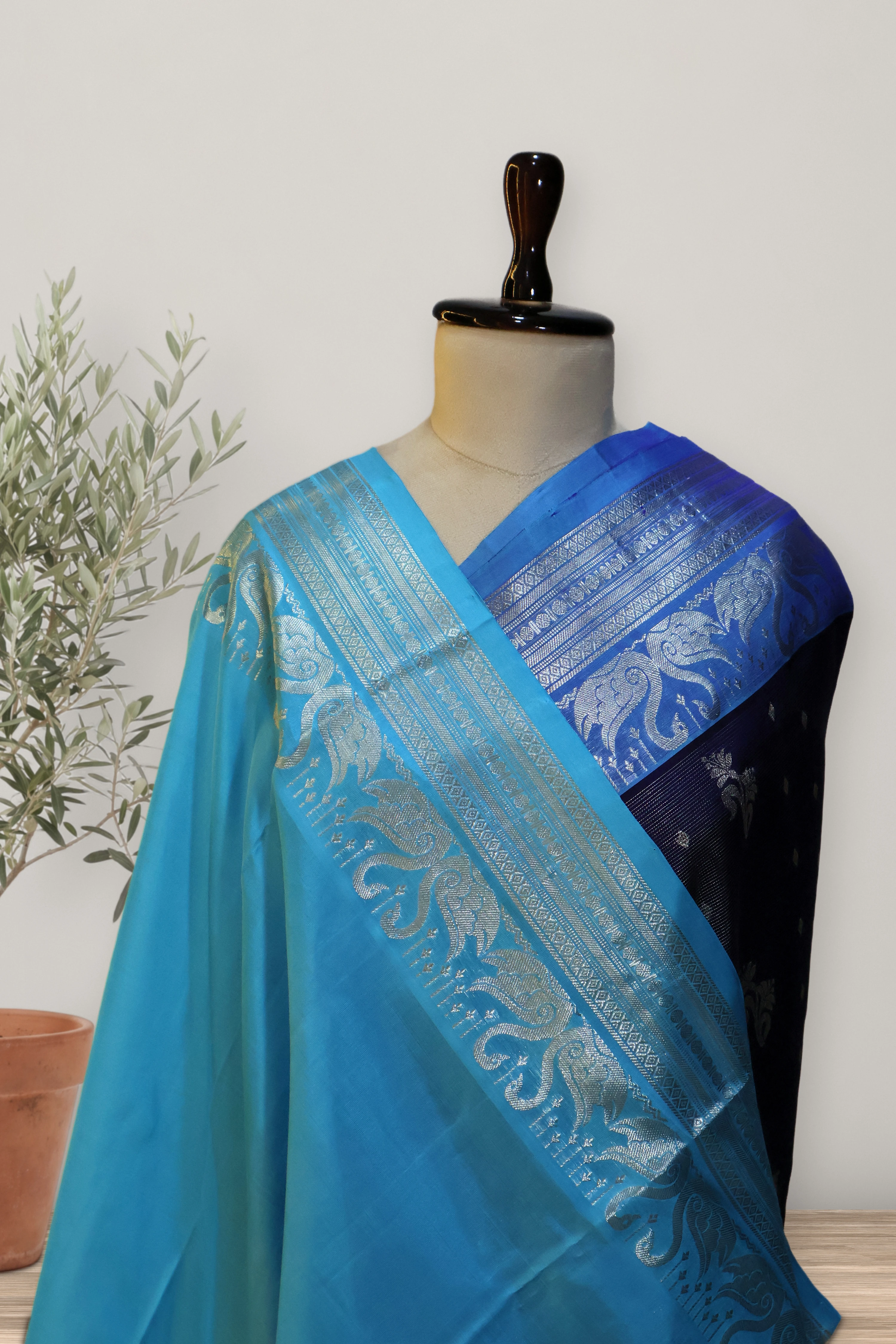Venkatagiri Pattu Handloom Saree: a detail of the work. Venkatagiri Pattu Handloom.