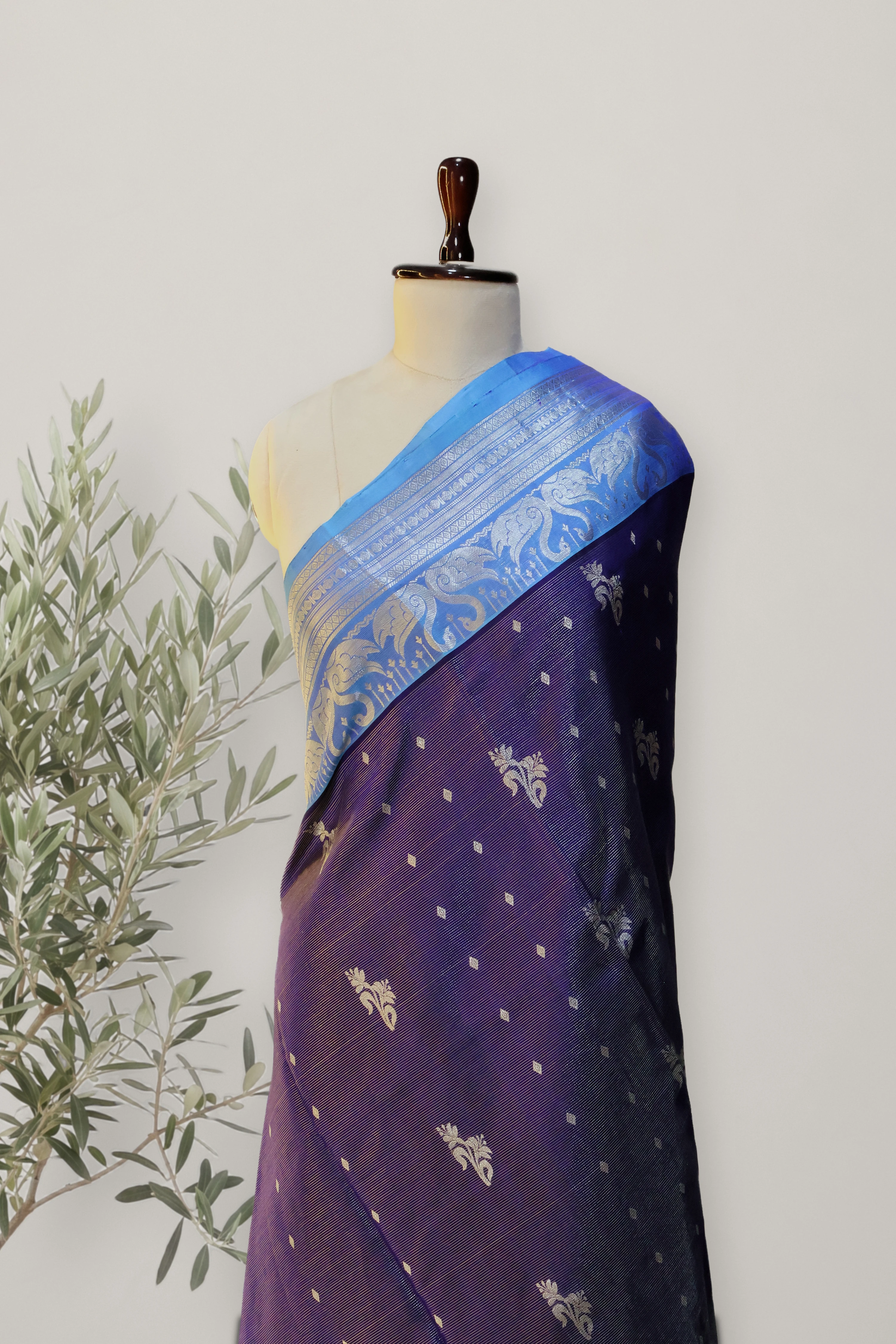 Venkatagiri Pattu Handloom Saree: a detail of the work. Venkatagiri Pattu Handloom.