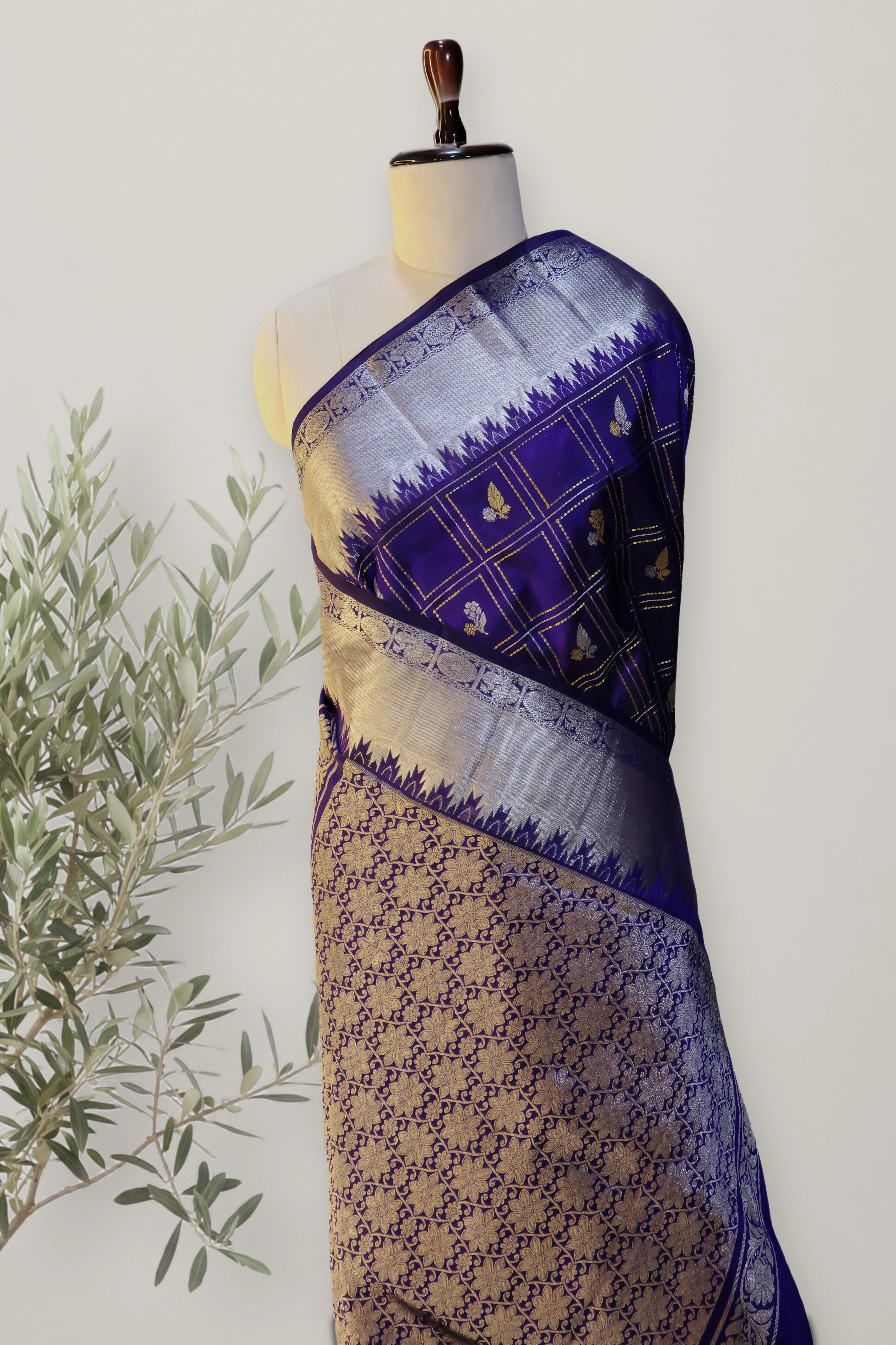 Venkatagiri Pattu Handloom Saree: a detail of the work. Venkatagiri Pattu Handloom.