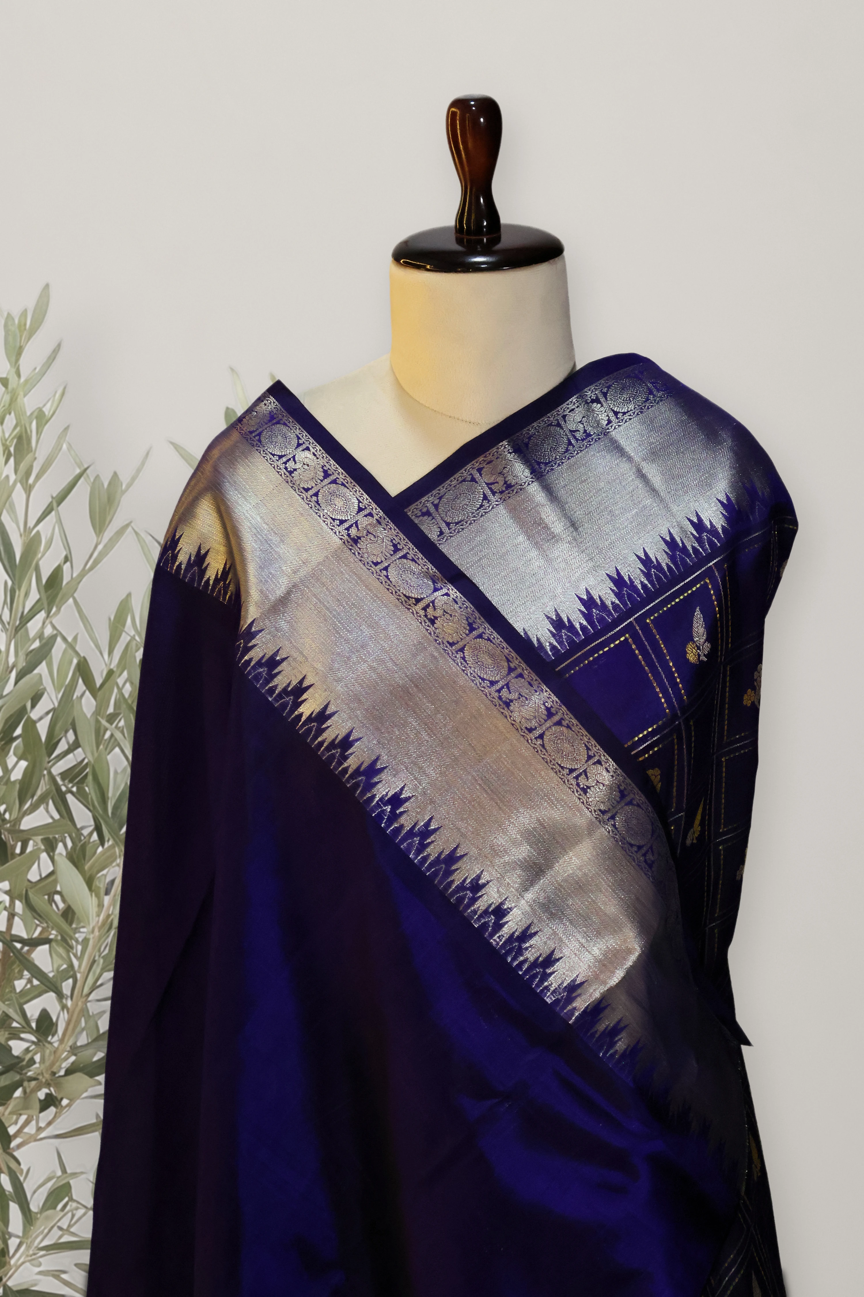 Venkatagiri Pattu Handloom Saree: a detail of the work. Venkatagiri Pattu Handloom.