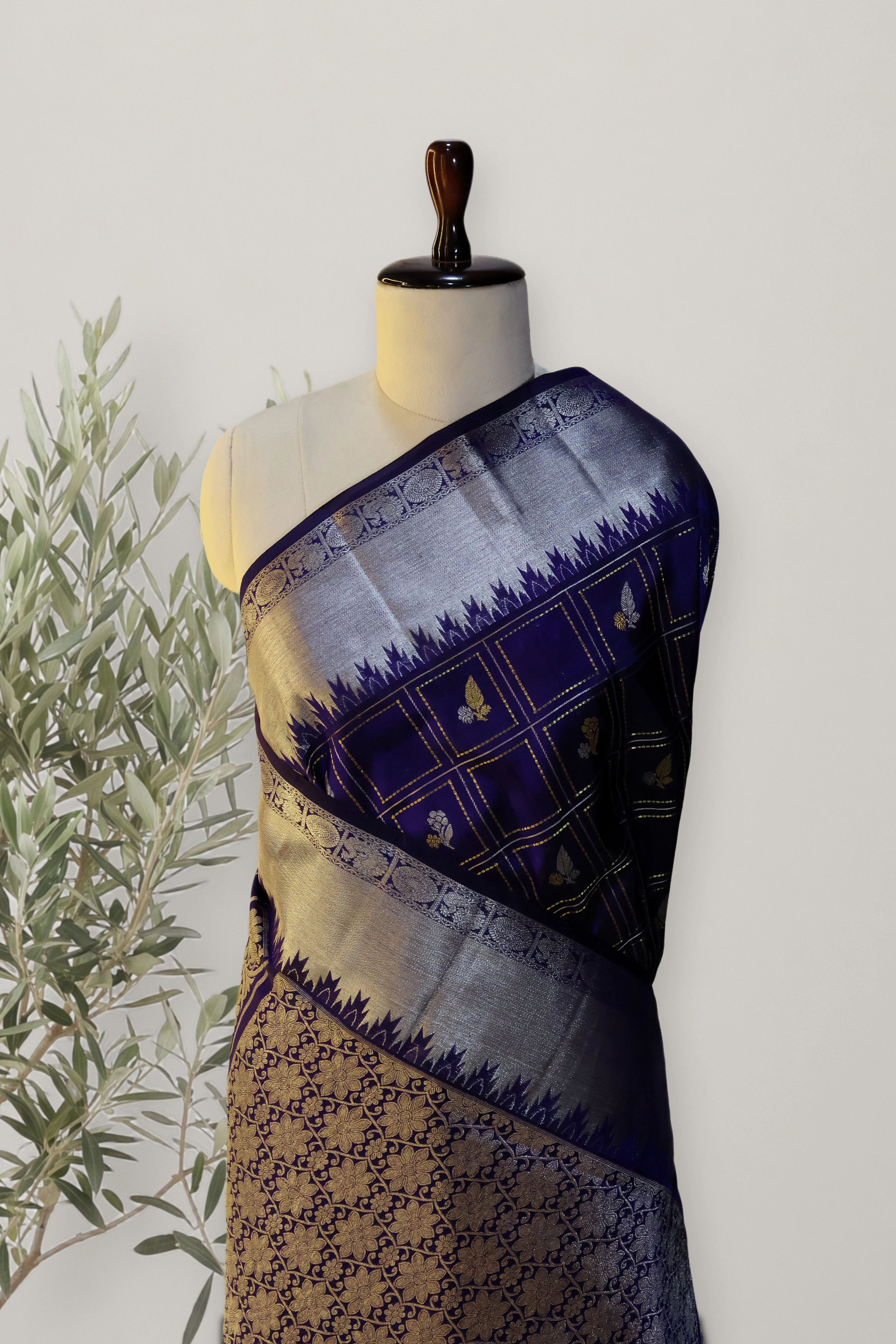 Venkatagiri Pattu Handloom Saree: the whole piece, laid out. Venkatagiri Pattu Handloom.