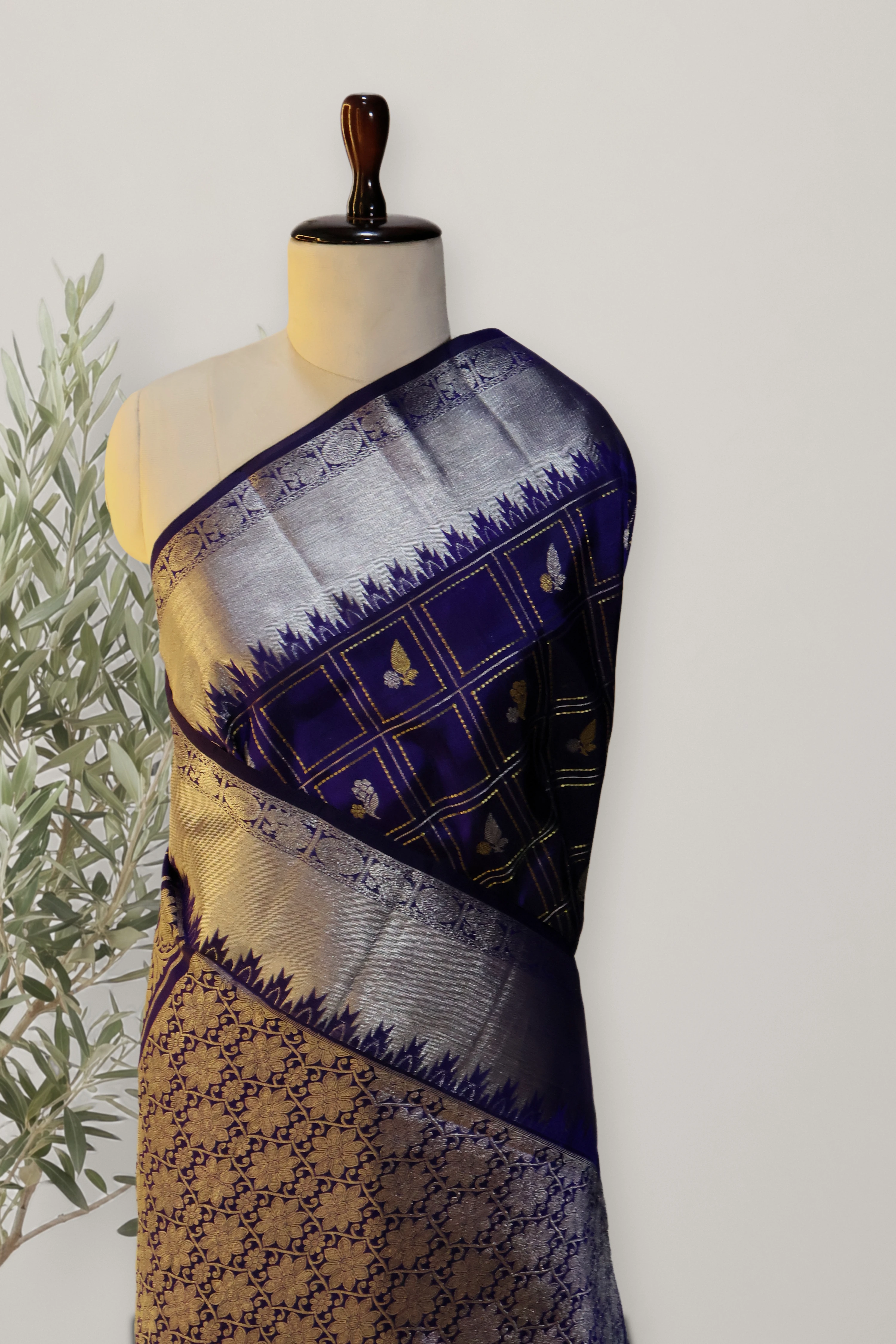 Venkatagiri Pattu Handloom Saree: a detail of the work. Venkatagiri Pattu Handloom.