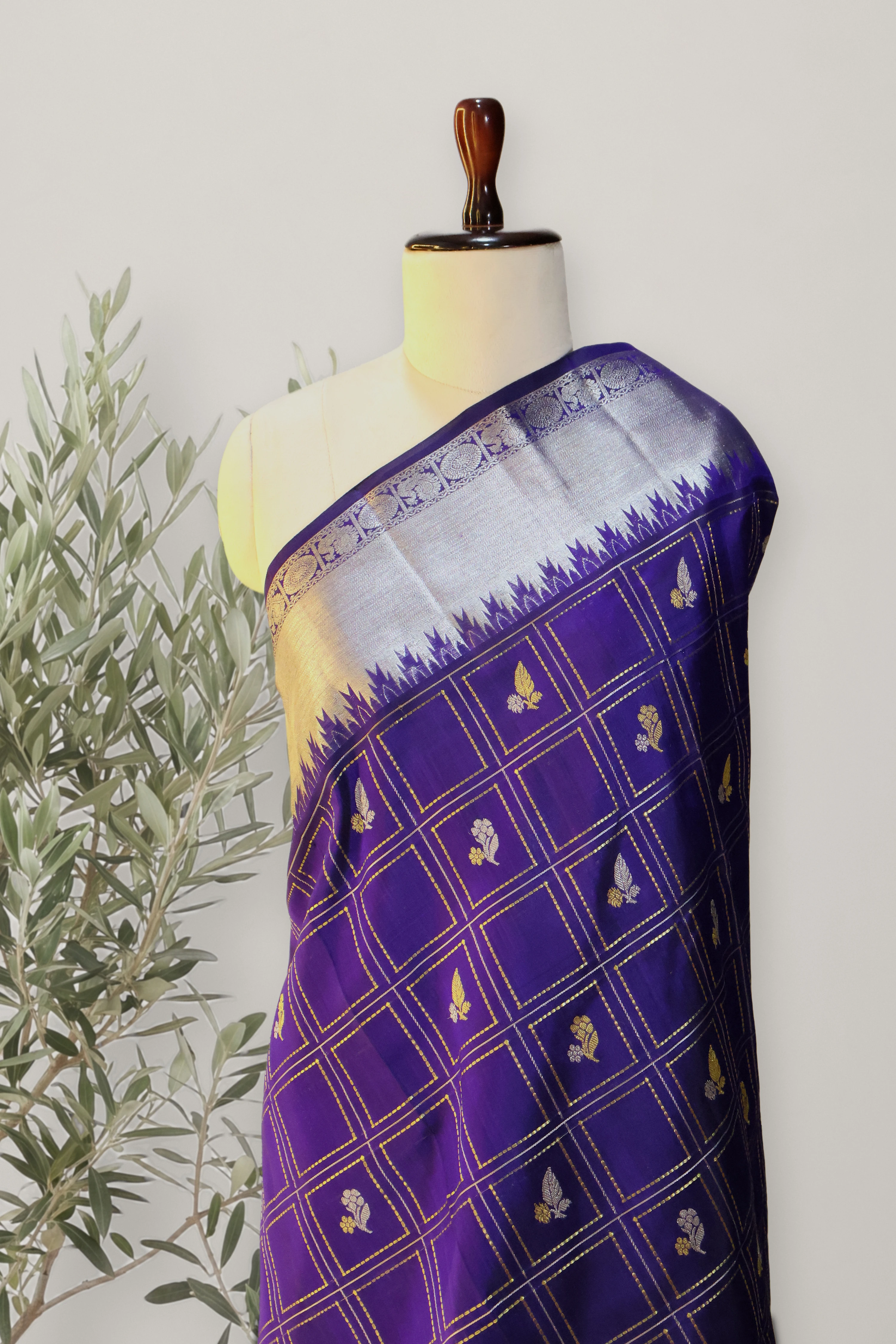 Venkatagiri Pattu Handloom Saree: a detail of the work. Venkatagiri Pattu Handloom.
