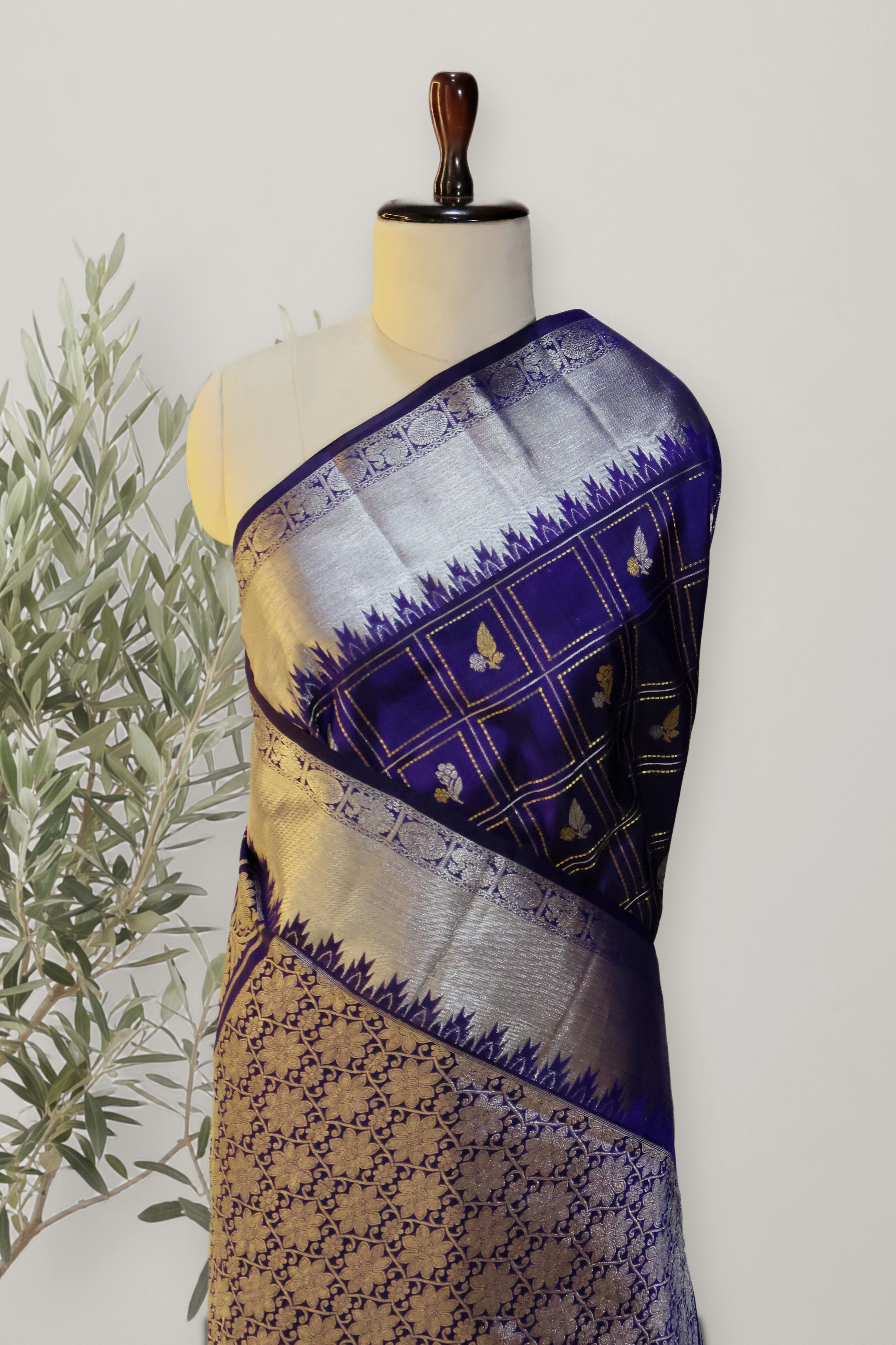 Venkatagiri Pattu Handloom Saree: a detail of the work. Venkatagiri Pattu Handloom.