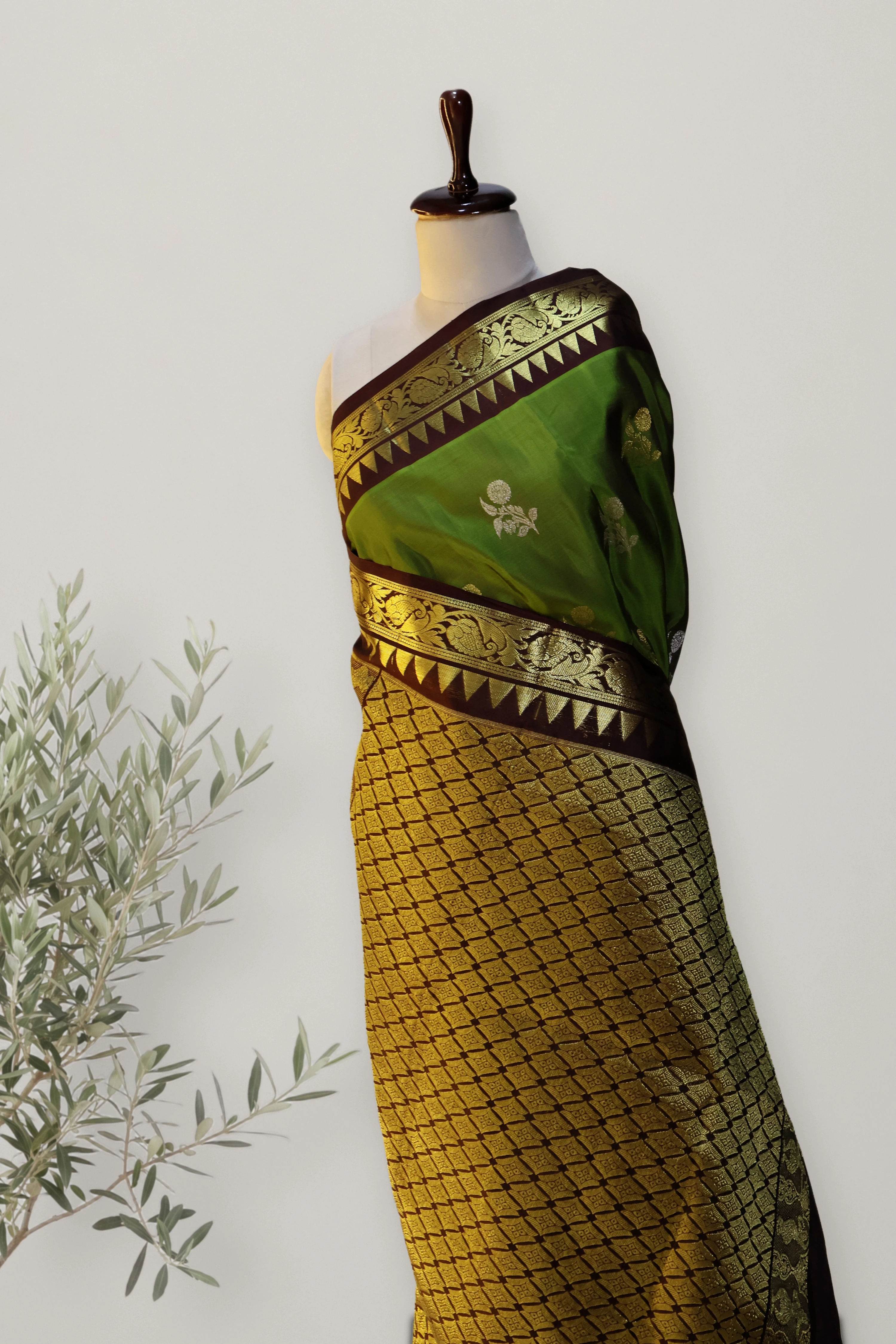 Venkatagiri Pattu Handloom Saree: a detail of the work. Venkatagiri Pattu.