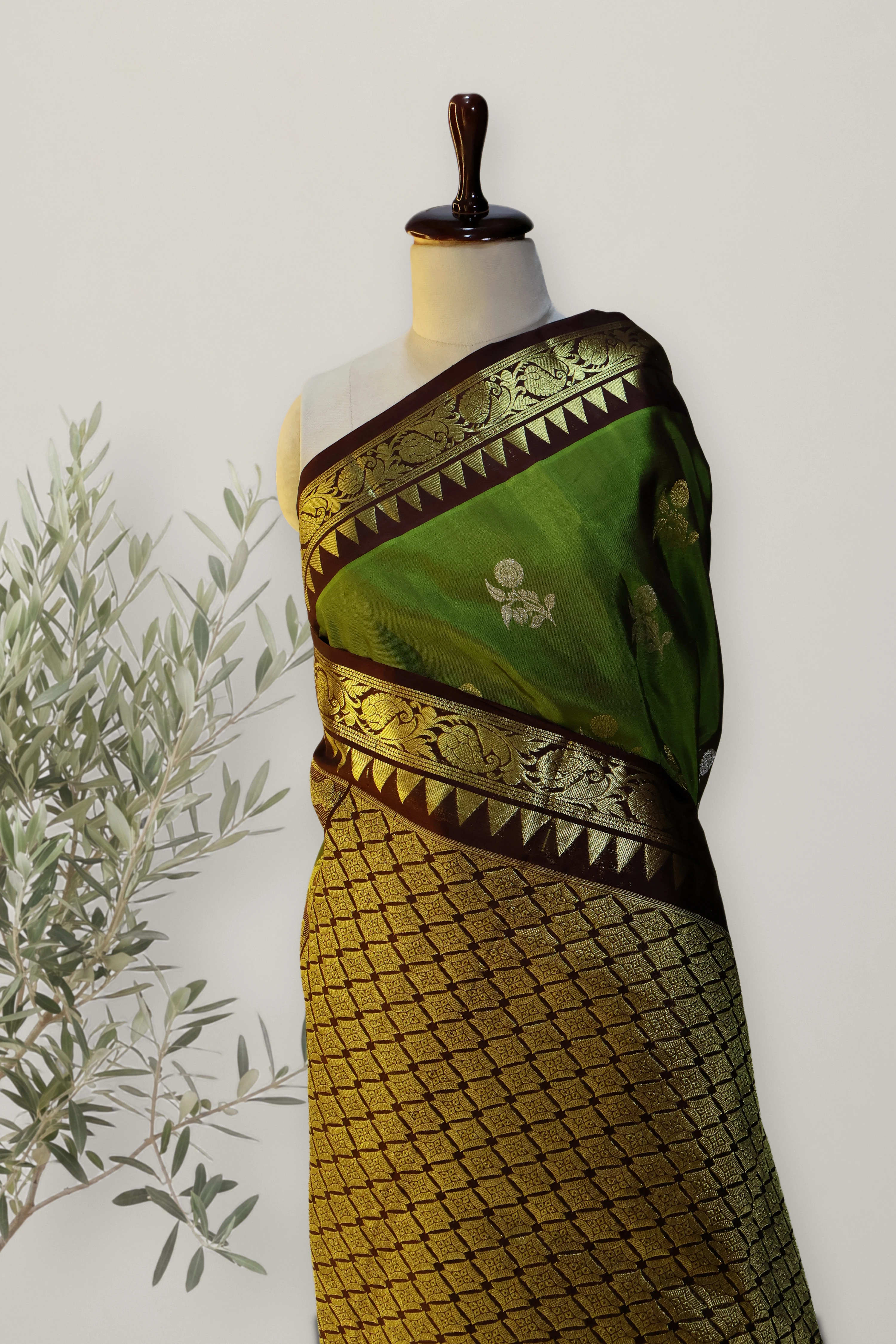 Venkatagiri Pattu Handloom Saree: a detail of the work. Venkatagiri Pattu.