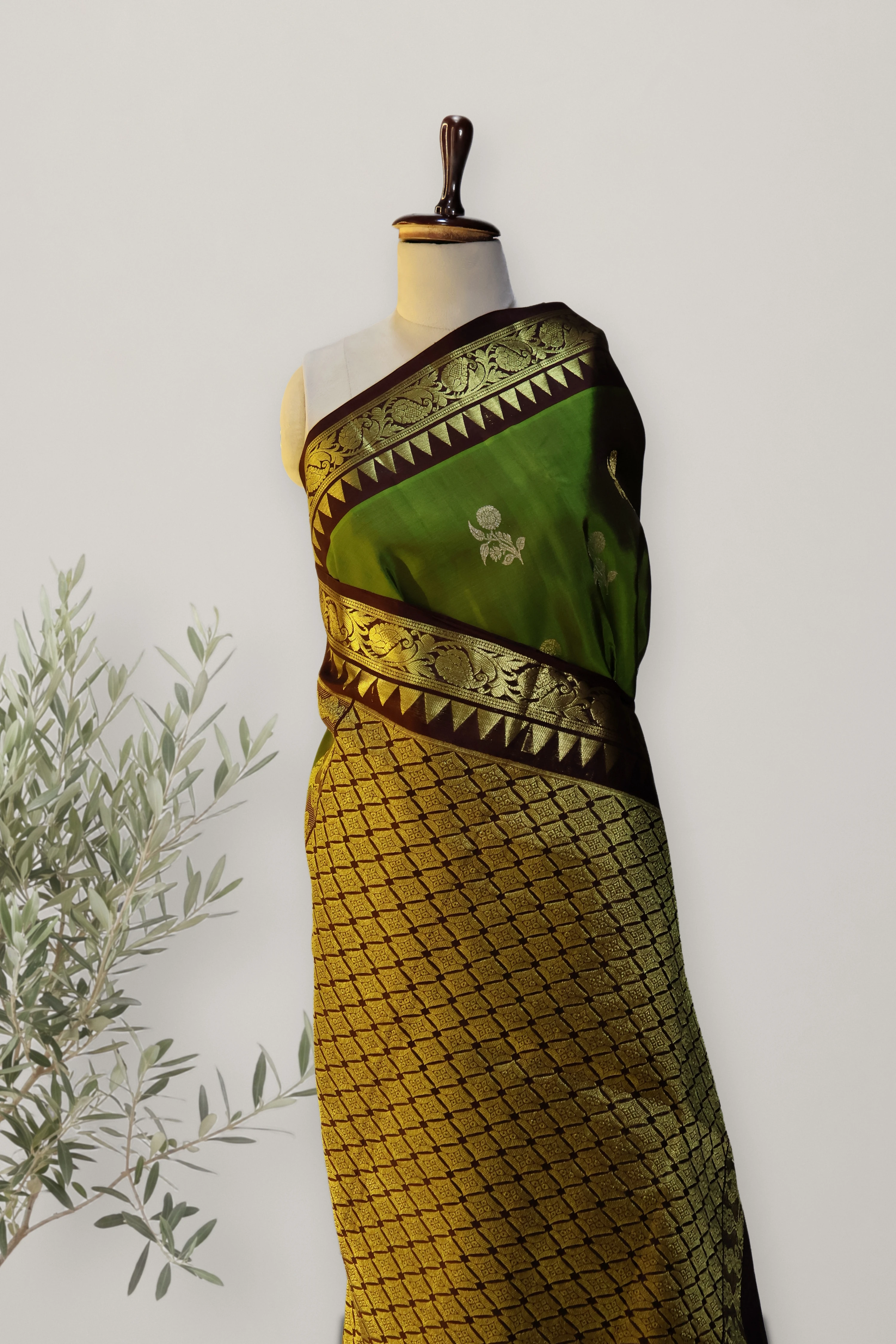 Venkatagiri Pattu Handloom Saree: the whole piece, laid out. Venkatagiri Pattu.