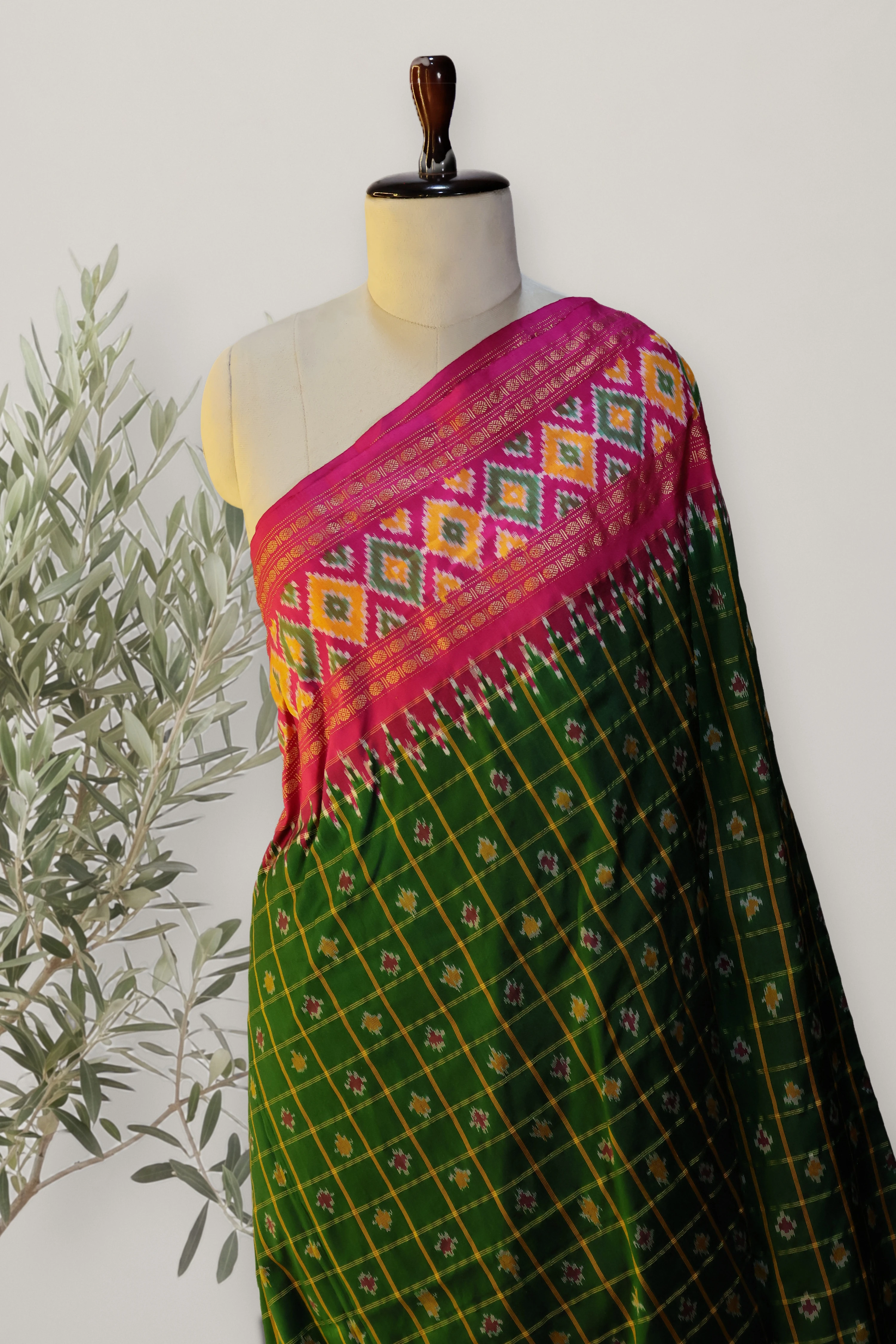 Pochampally Pattu: a detail of the work. Pochampally Pattu.