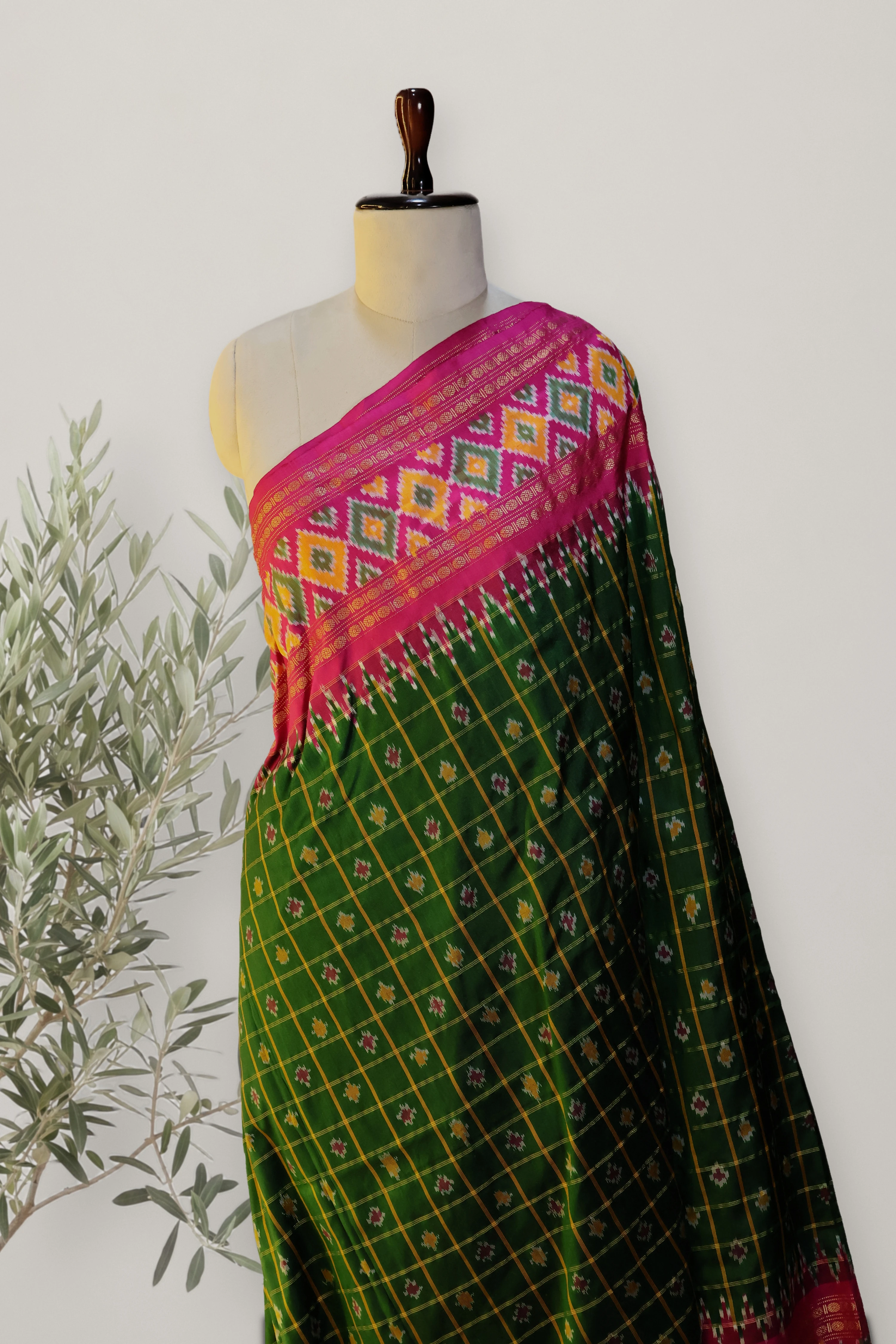 Pochampally Pattu: a detail of the work. Pochampally Pattu.