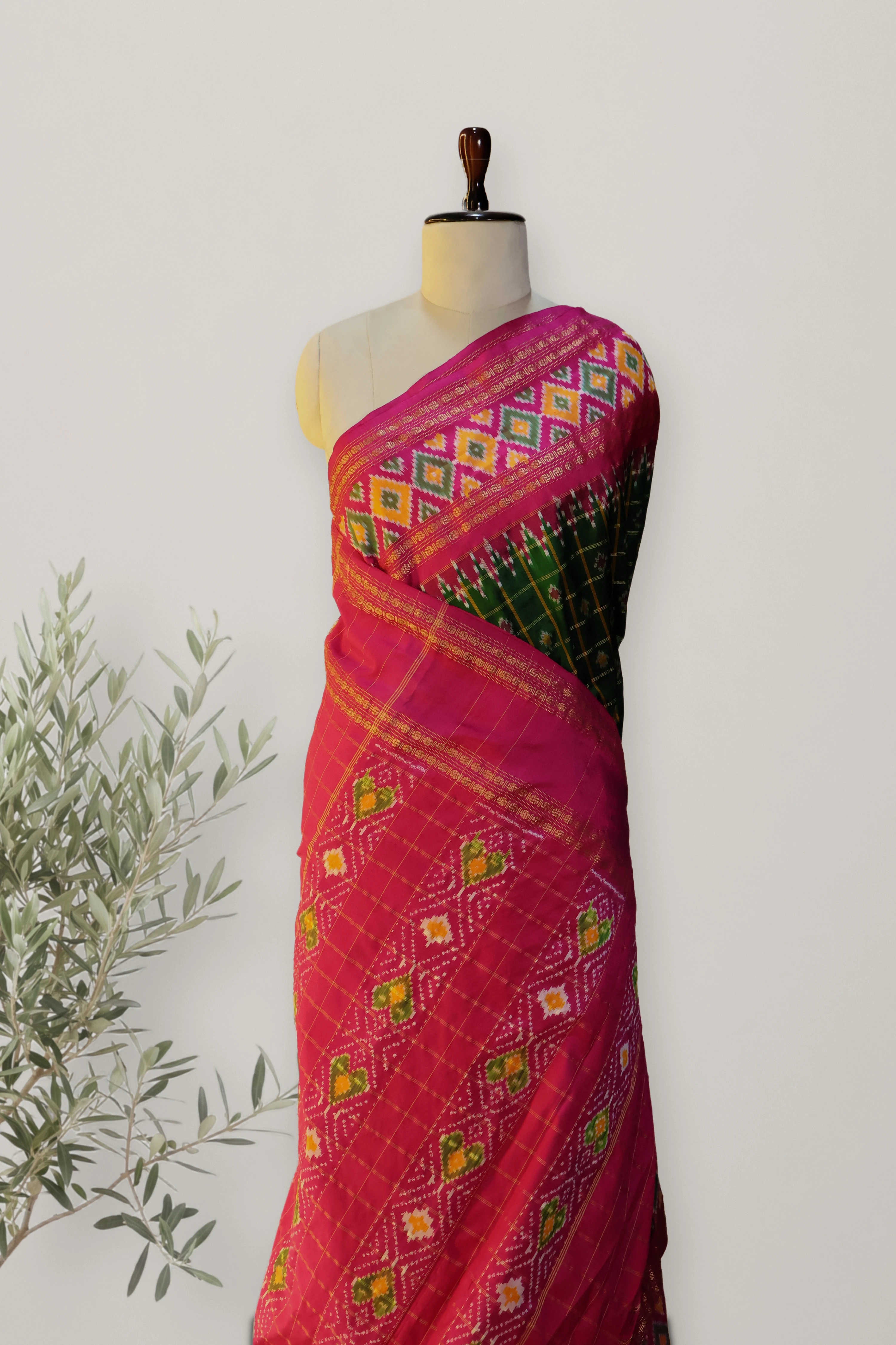 Pochampally Pattu: a detail of the work. Pochampally Pattu.