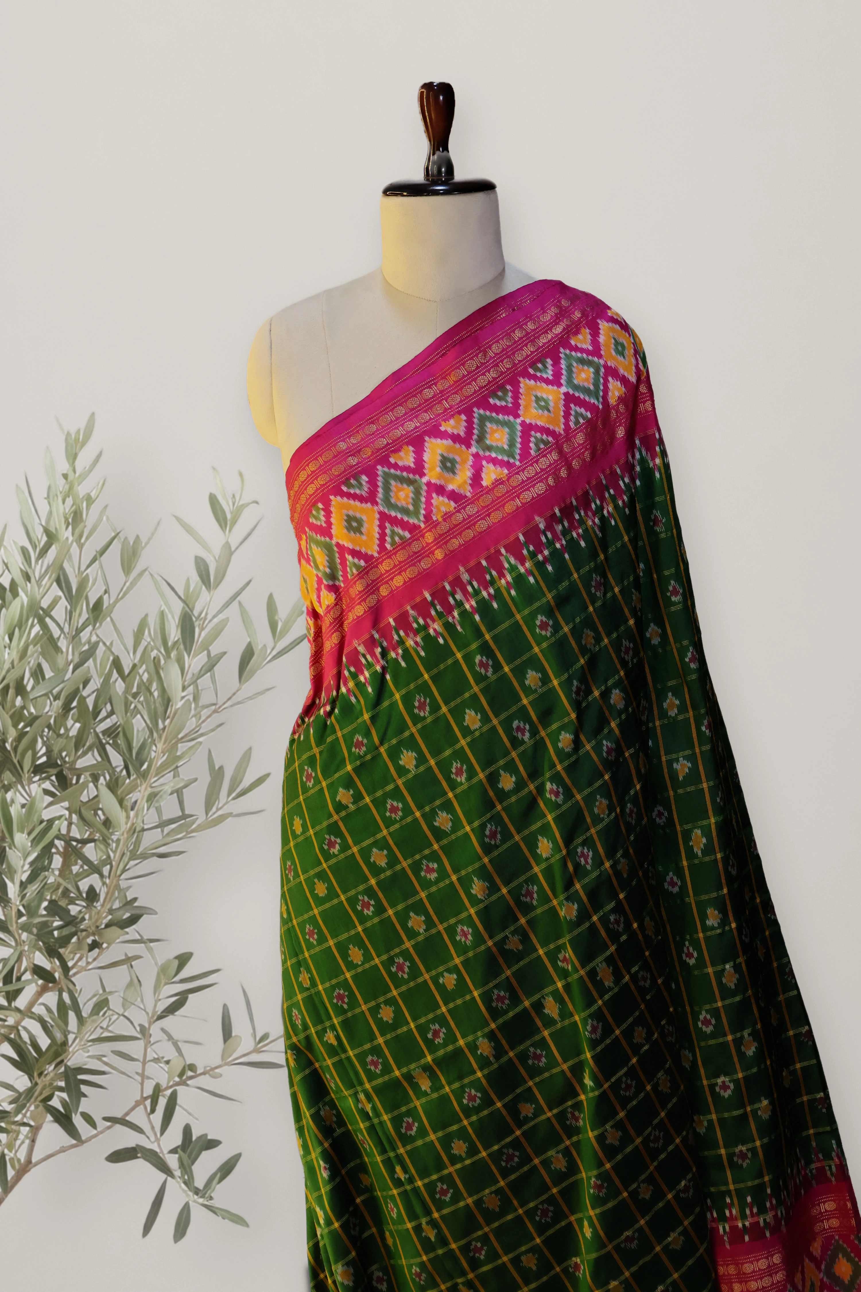 Pochampally Pattu: a detail of the work. Pochampally Pattu.