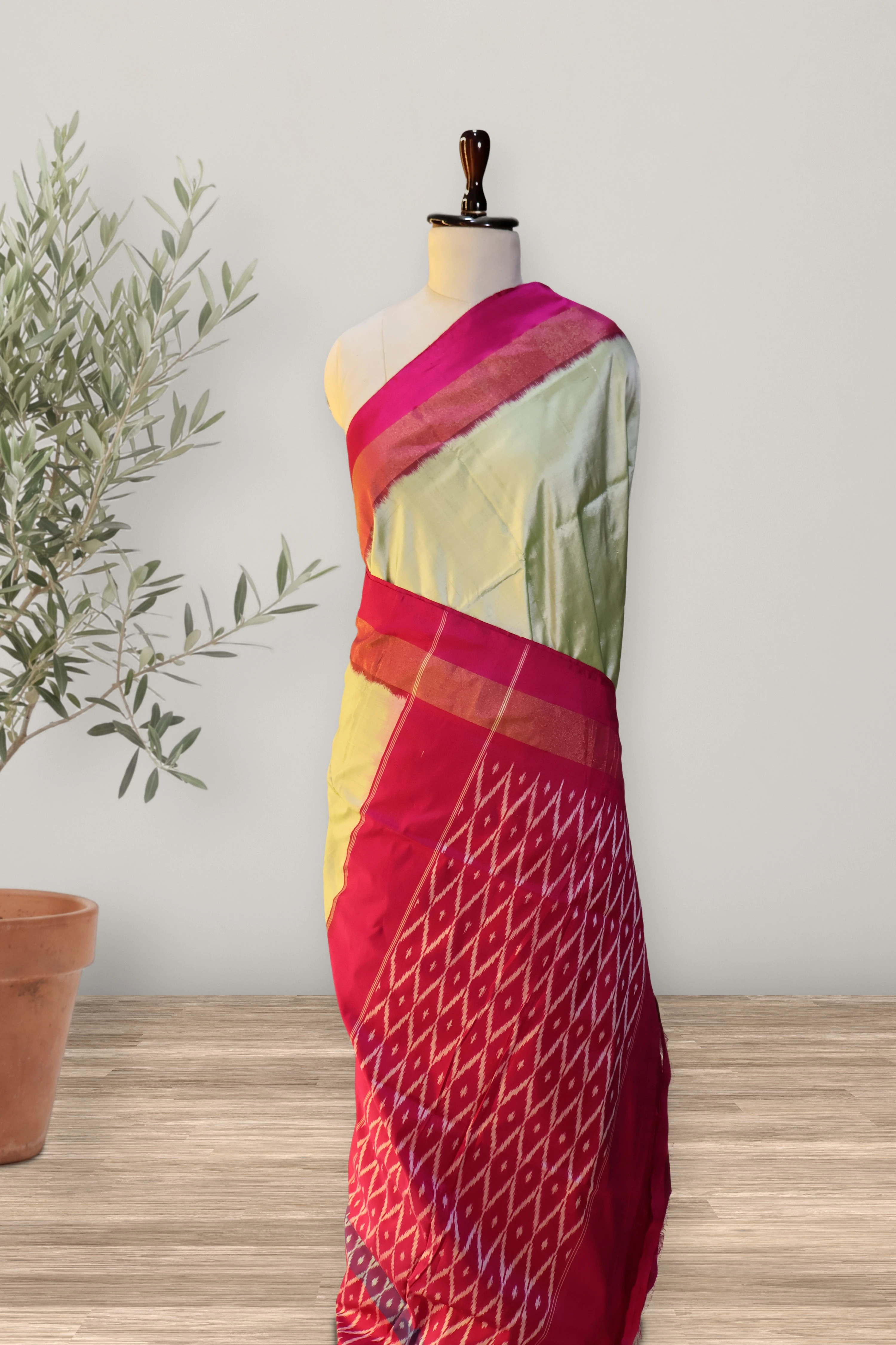 Pochampally Pattu Handloom: a detail of the work. Pochampally Pattu.