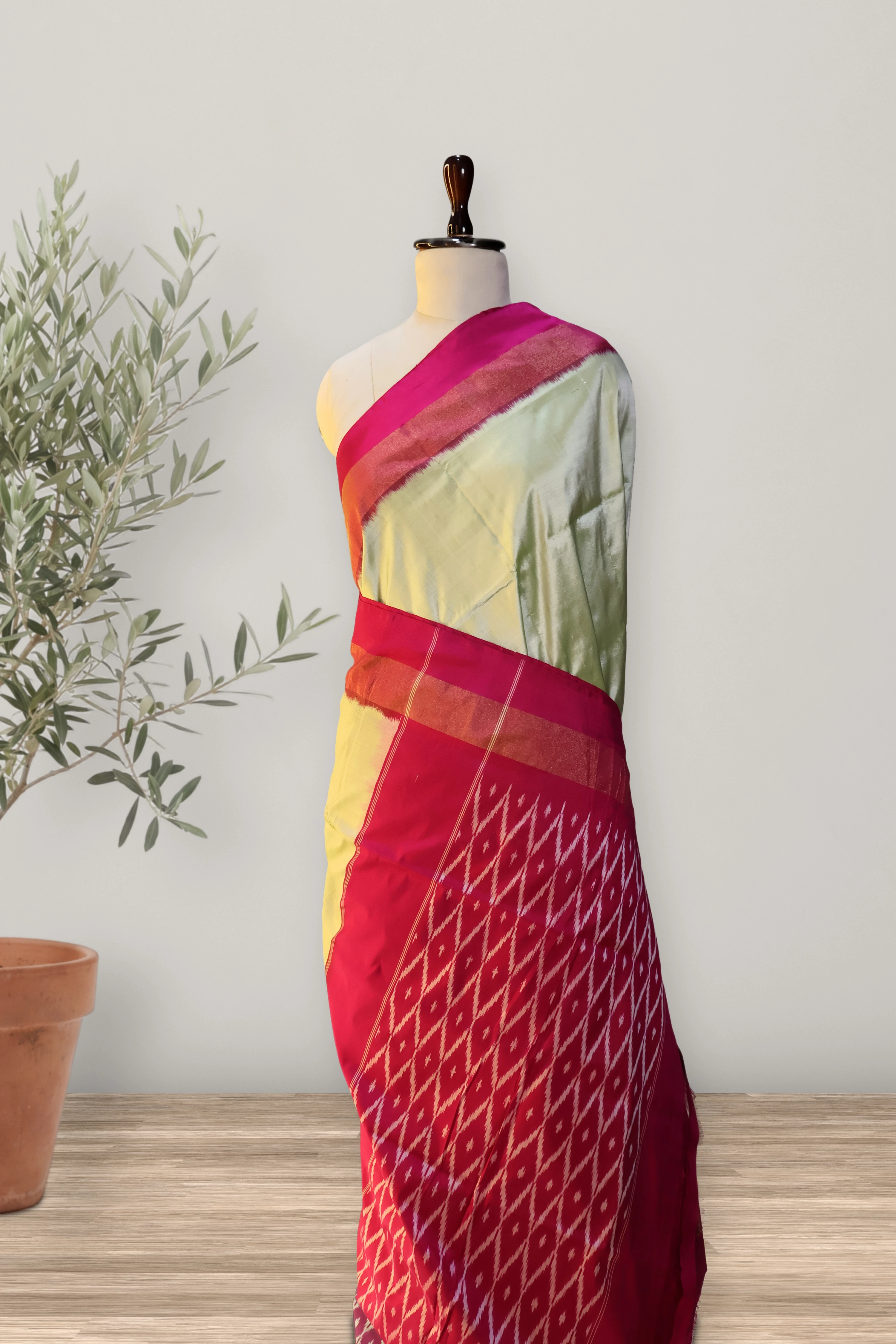 Pochampally Pattu Handloom: a detail of the work. Pochampally Pattu.