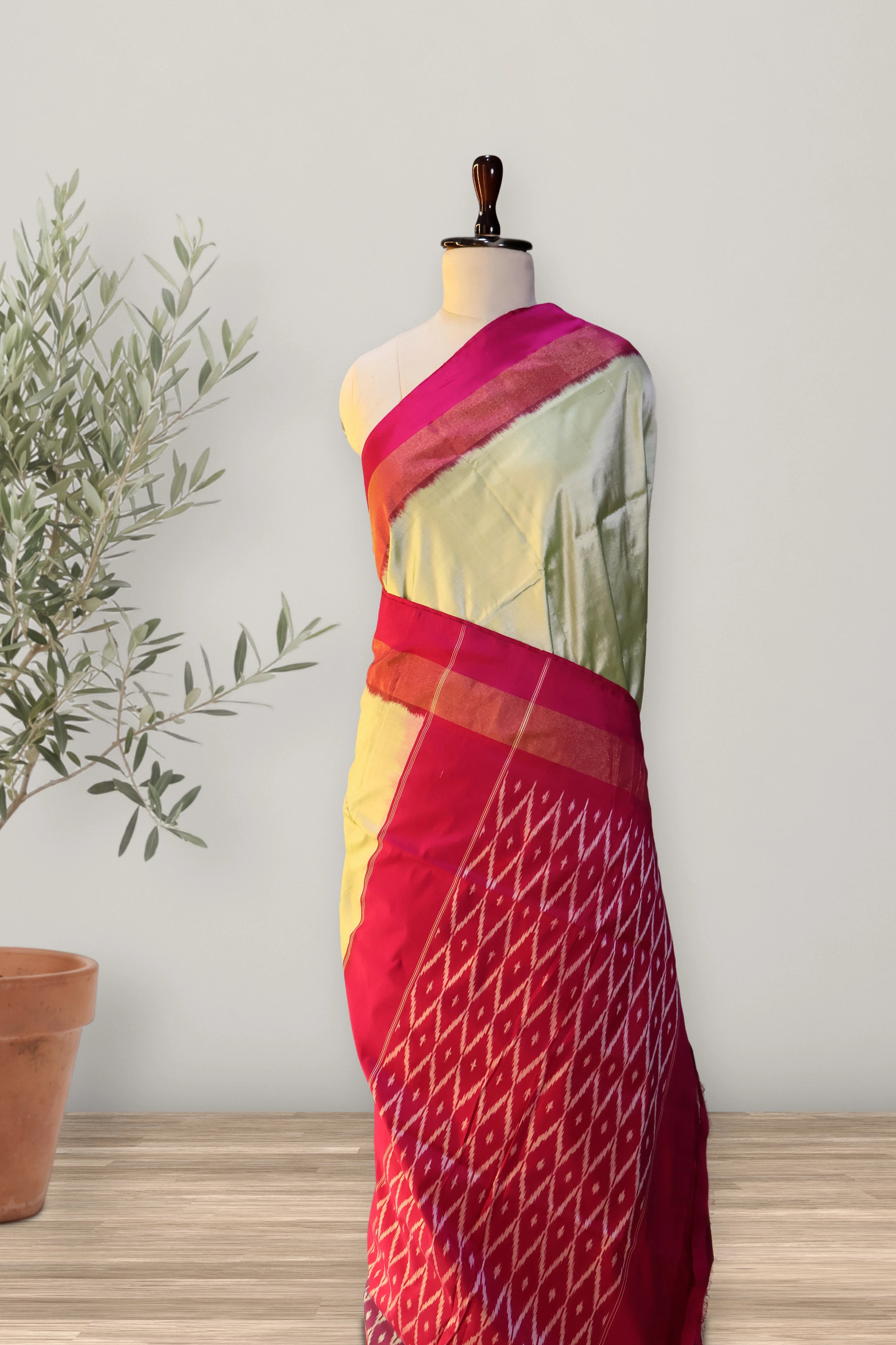 Pochampally Pattu Handloom: a detail of the work. Pochampally Pattu.