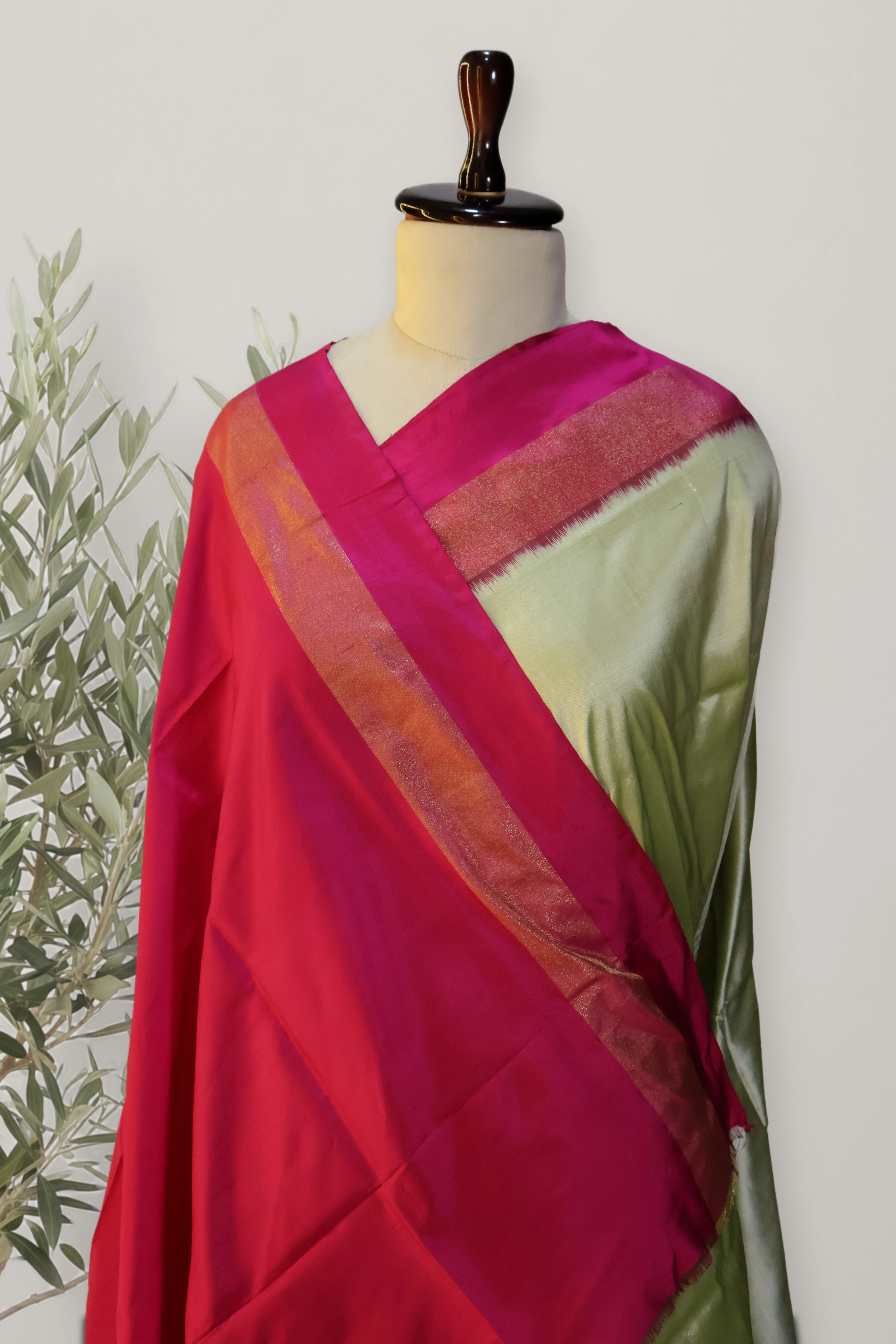 Pochampally Pattu Handloom: a detail of the work. Pochampally Pattu.
