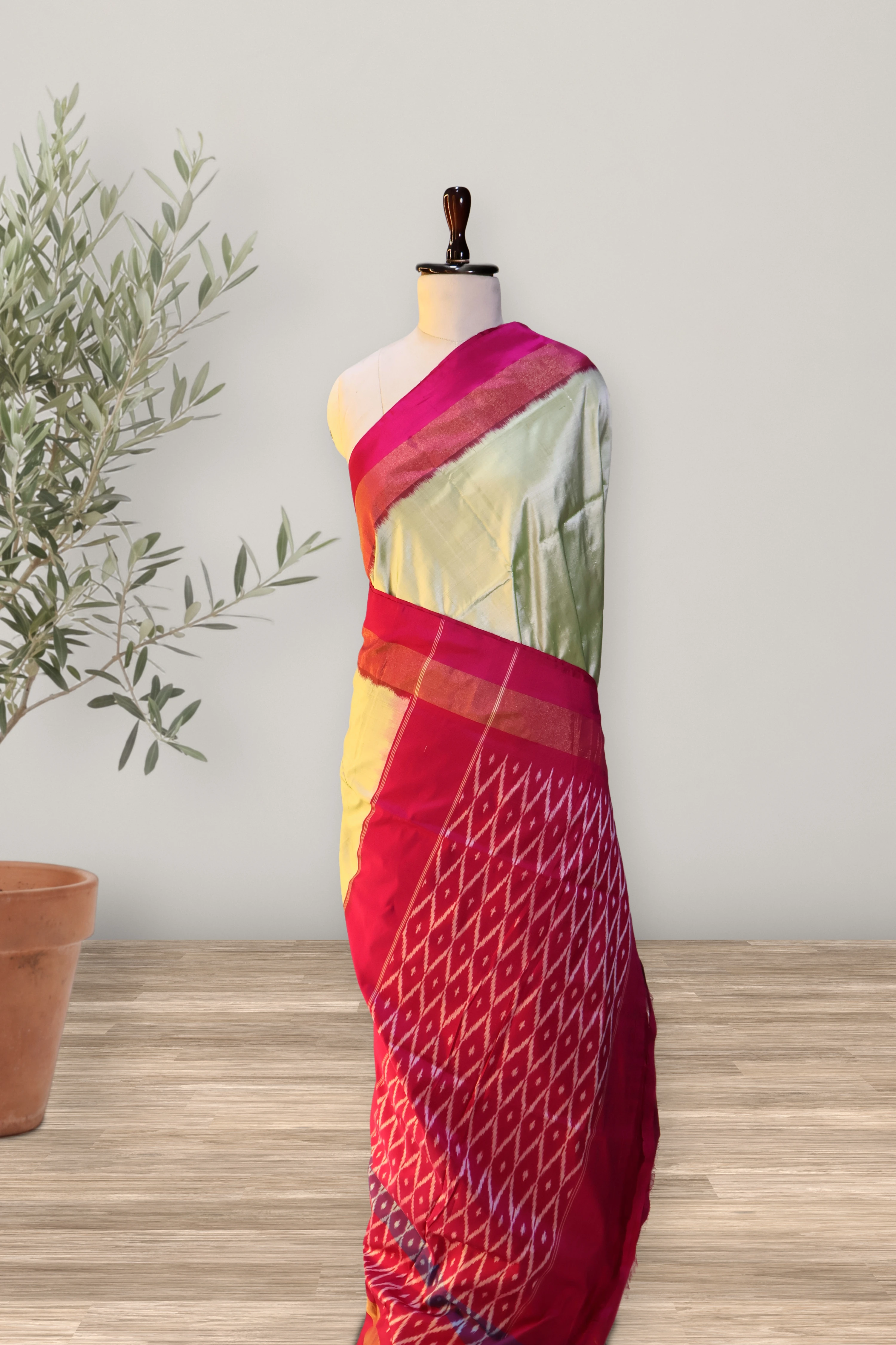 Pochampally Pattu Handloom: a detail of the work. Pochampally Pattu.